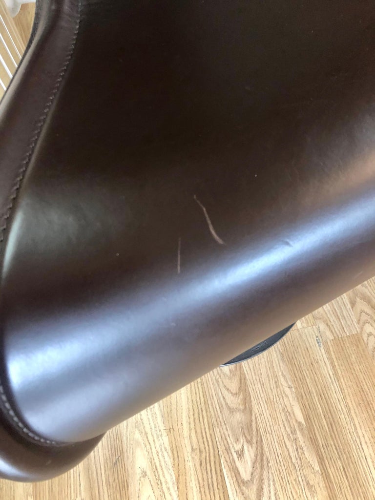 Designed by Tom Dixon, the iconic 'S' chair with its recognizable serpentine curves lends a unique sculptural quality as well as comfort. These chairs are in overall good condition. A few minor scratches and scuffs (See Photos). Dark brown leather.