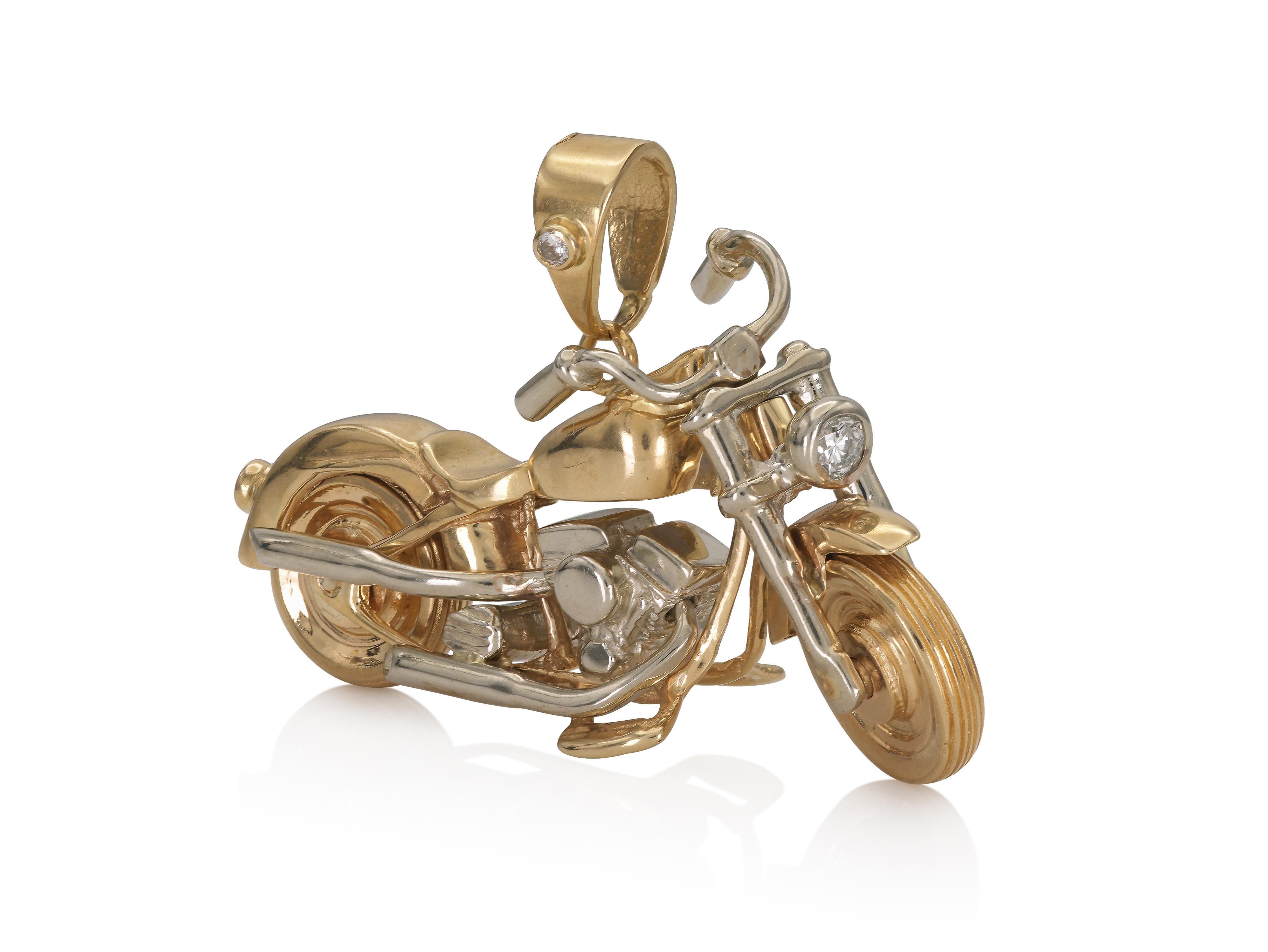 Finement travaillée en or jaune et blanc 14k avec deux petits diamants ronds de taille brillant.
Circa 1980
1 1/5 x 1 7/8 pouce