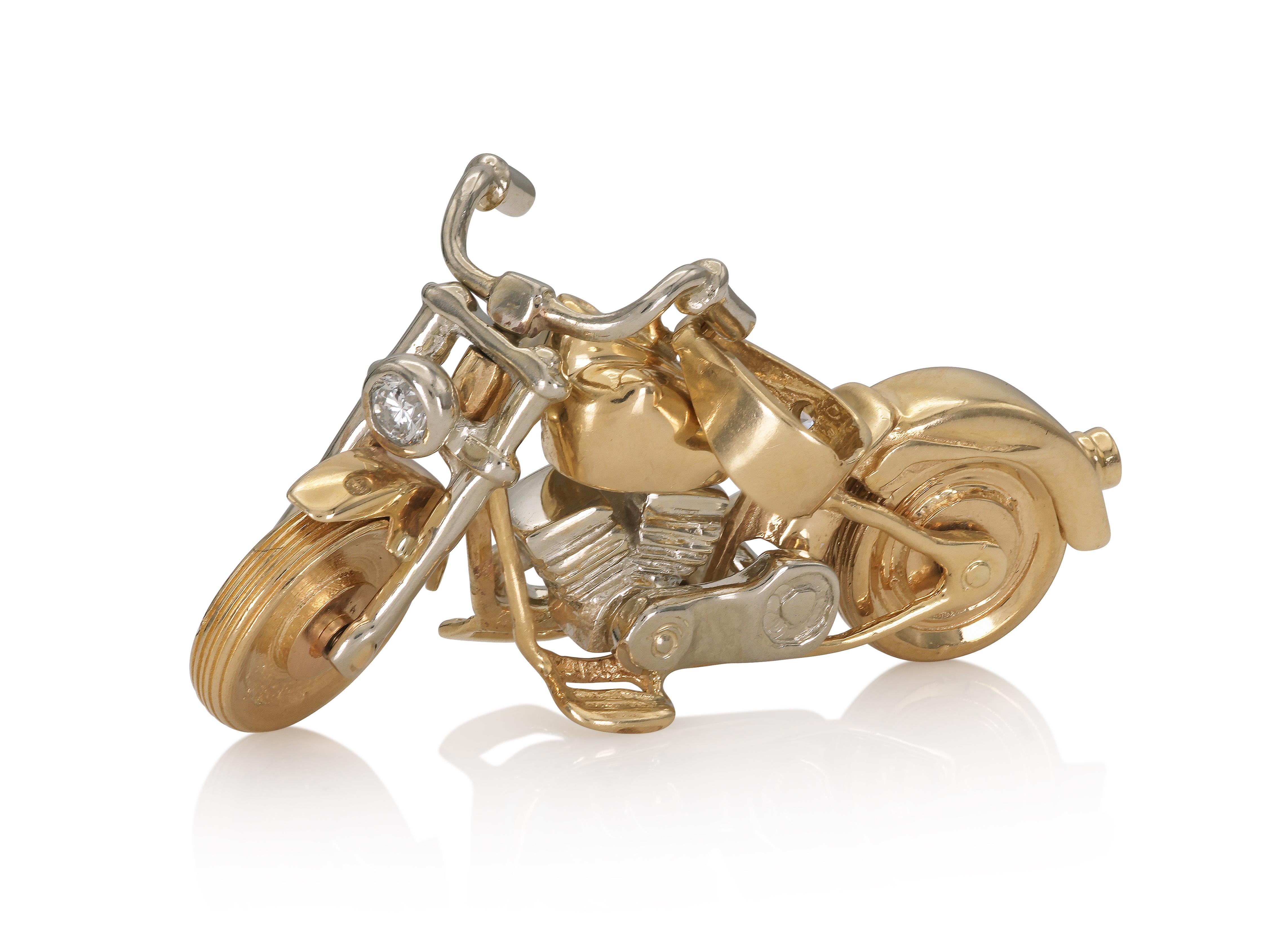Taille ronde Pendentif moto en or bicolore des années 1980 en vente