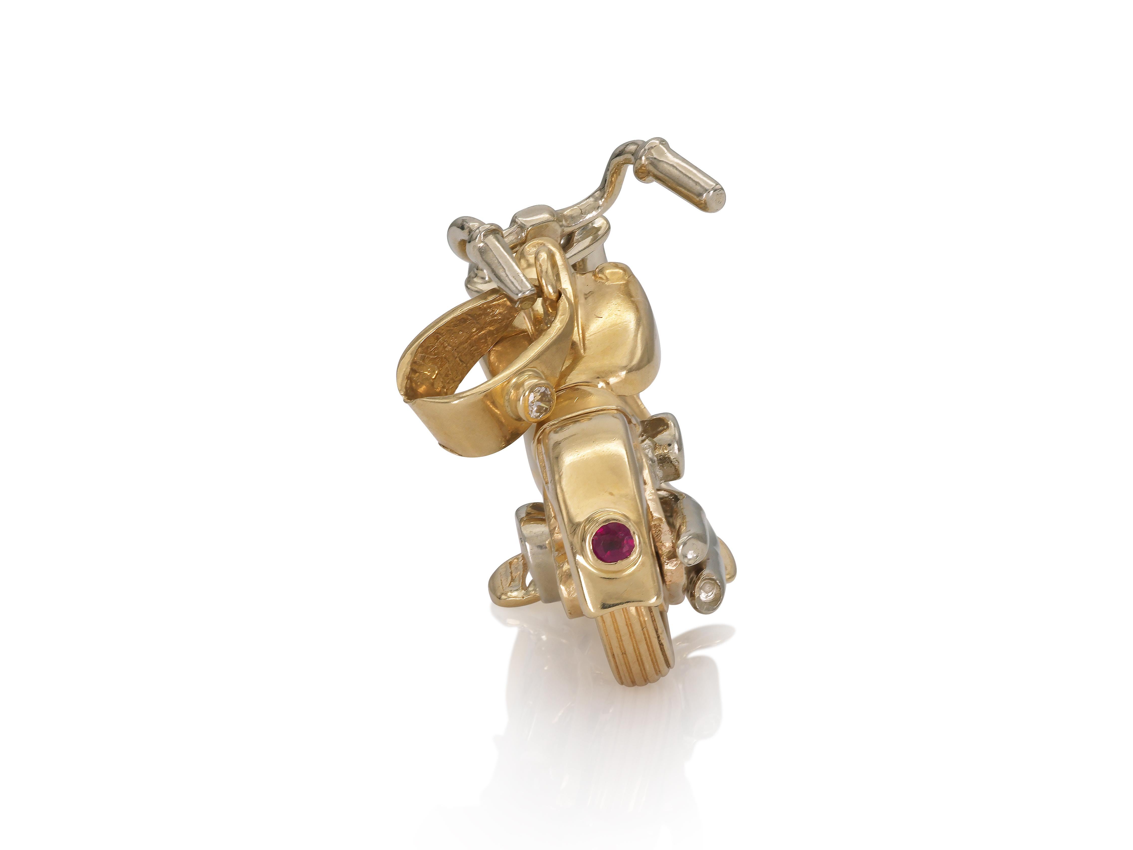Pendentif moto en or bicolore des années 1980 Bon état - En vente à New York, NY