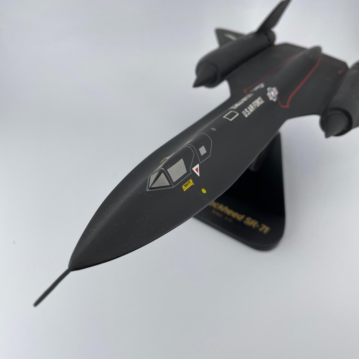 Ein Vintage-Modell im Maßstab 1:72 aus den 1980er Jahren des damals schnellsten Flugzeugs der Welt, der SR-71 Blackbird. Dieses Modell ist 18 Zoll lang und steht auf einem Holzsockel.