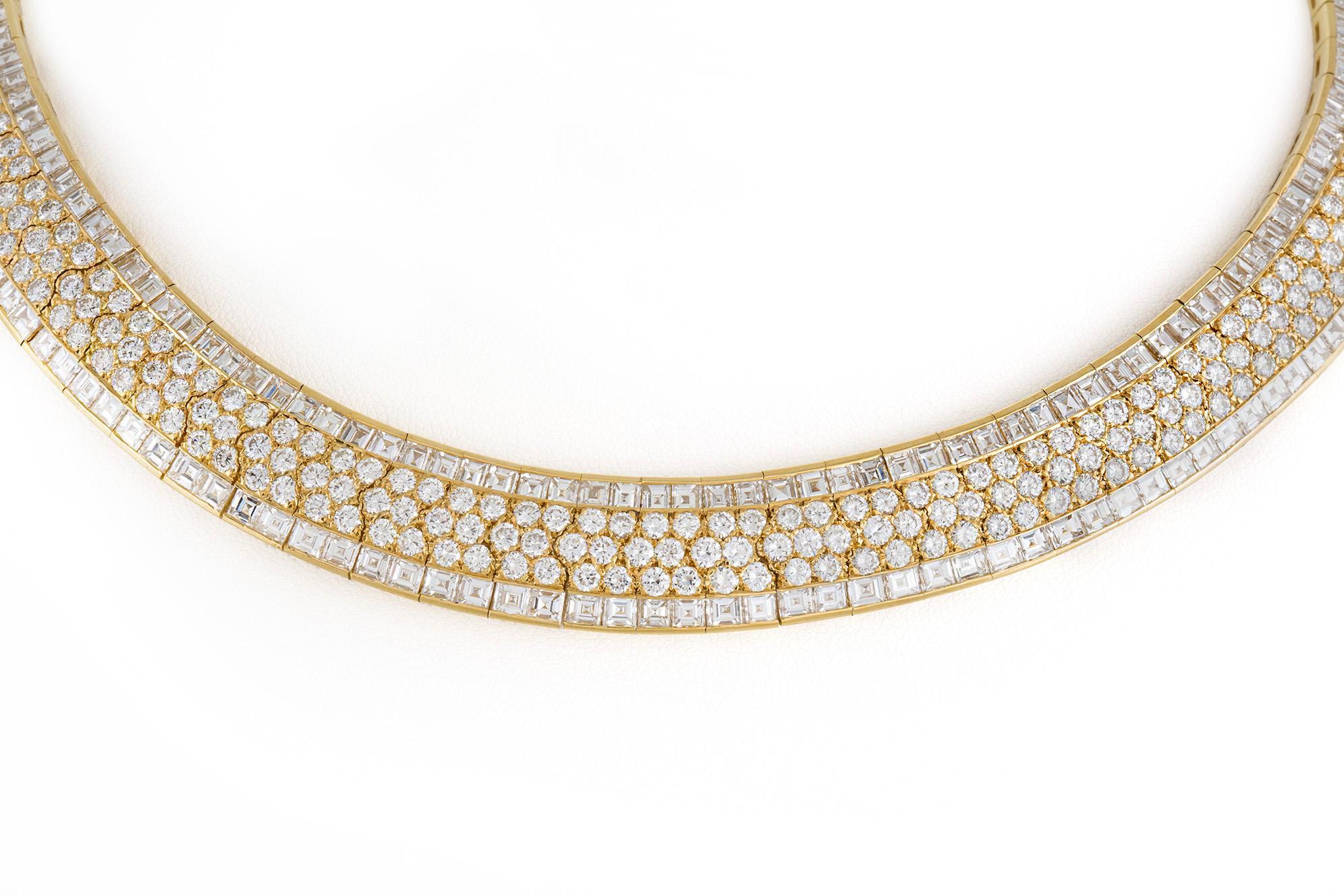 Fein gearbeitet in 18 Karat Gelbgold mit runden Brillanten und quadratischen Diamanten im Smaragdschliff mit einem Gesamtgewicht von etwa 69,00 Karat.
Signiert von Van Cleef & Arpels
14 1/4 Zoll