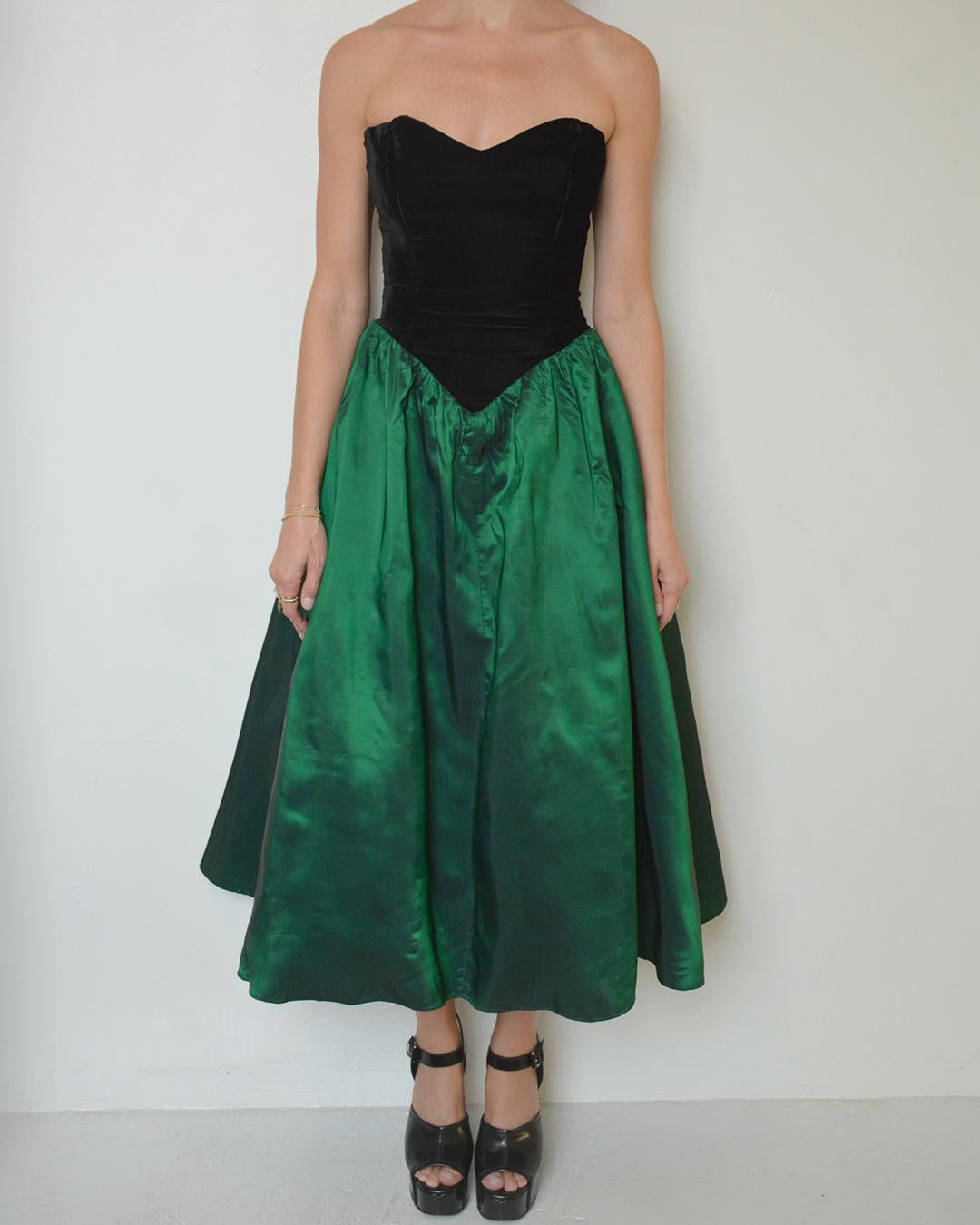 Vintage 1980s Velvet Basque-Waist Party Dress with Bow Detail In Good Condition In New York, NY