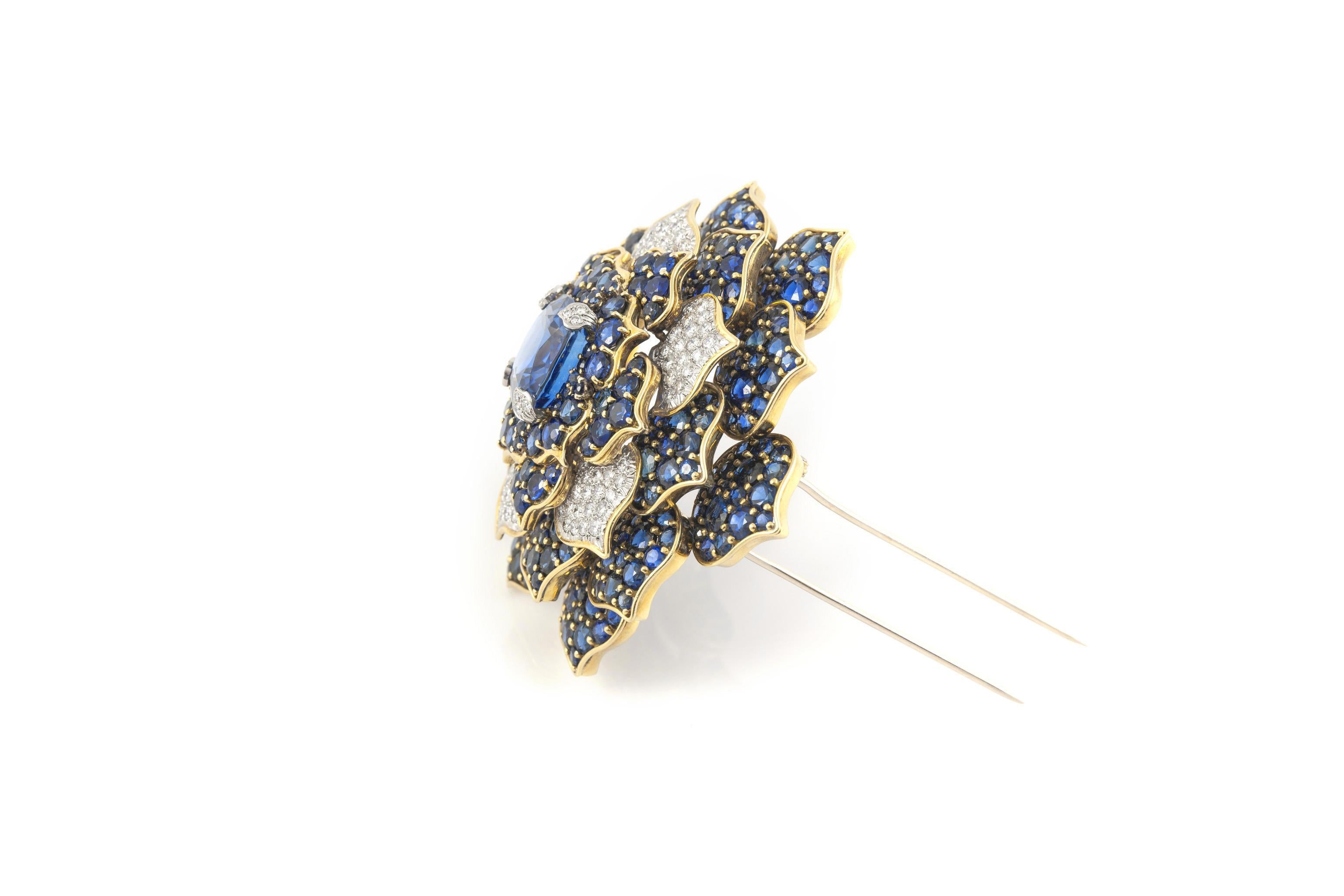 Broche vintage de Verdura de los años 80 con flor de zafiro de 20,01 quilates y diamantes Corte cojín en venta