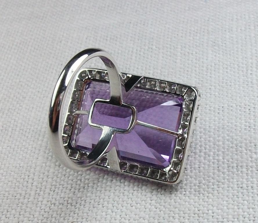 Retro Vintage 1980s White Gold and 0.80 Carat Diamonds Amethyst Cocktail Ring For Sale
