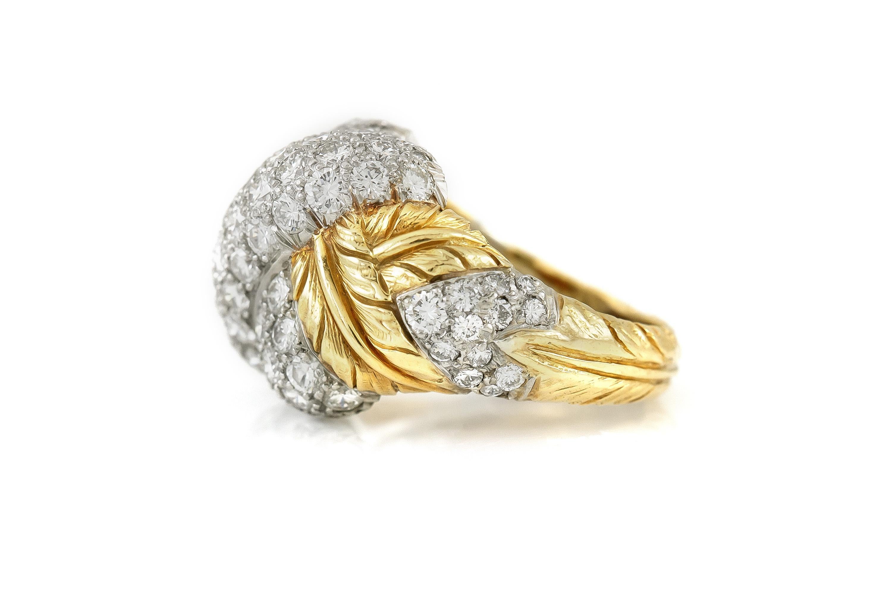 Finemente realizzato in oro giallo 14k con diamanti rotondi taglio Brilliante per un peso totale di circa 4,50 carati, colore G-H, purezza VS1-VS2.
Circa anni '80
Taglia 8, ridimensionabile