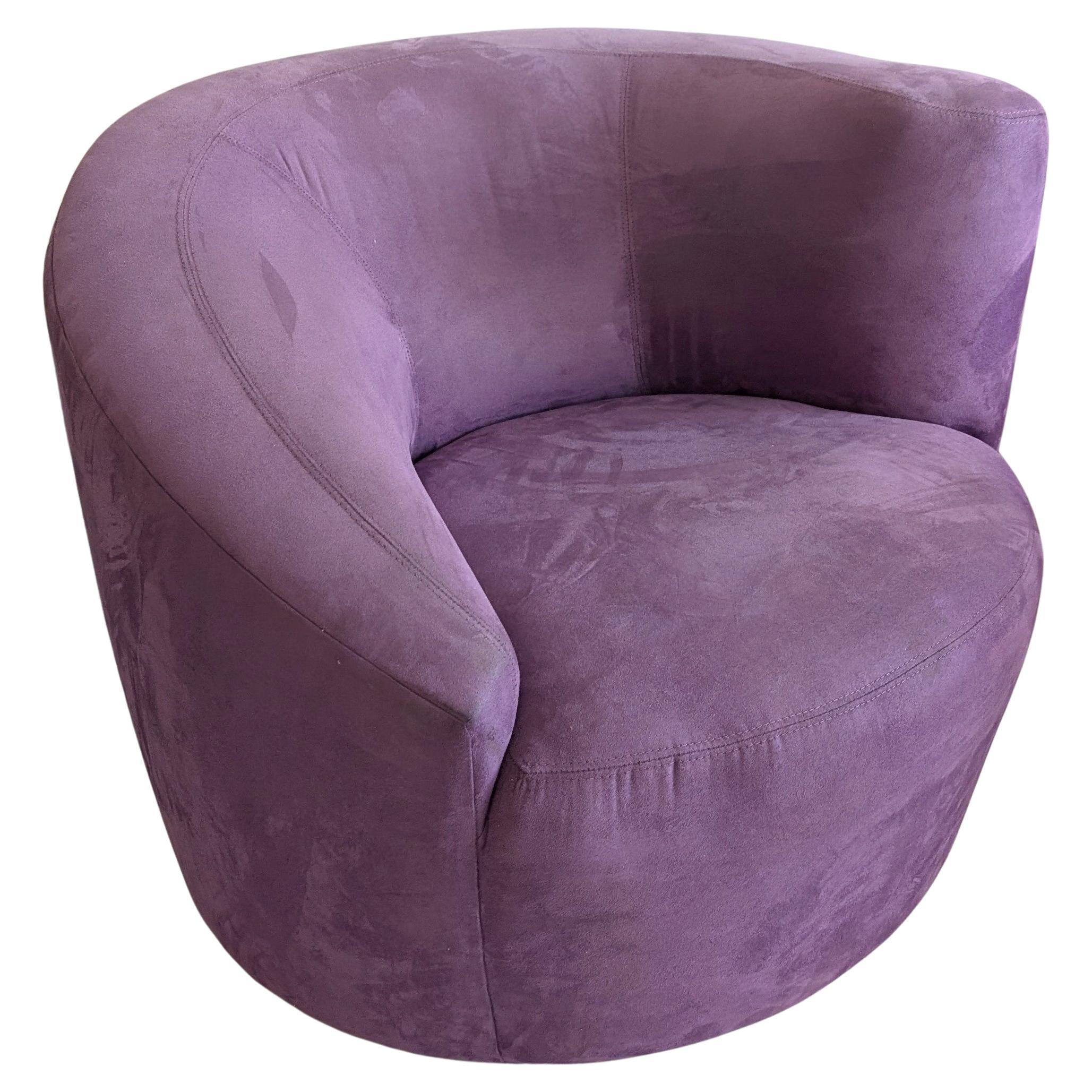 Disponibili separatamente, queste scultoree poltrone girevoli asimmetriche sono rivestite con l'originale ultrasuede color lavanda. Sono in ottime condizioni e molto confortevoli  - altri video sono disponibili su richiesta.