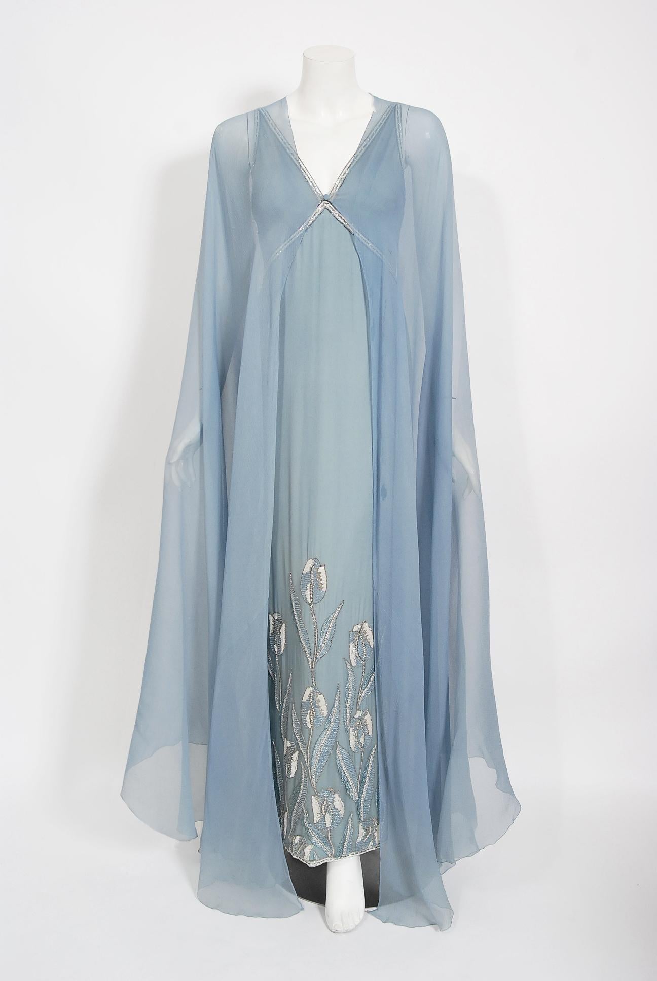 Vintage 1981 Chanel Haute Couture Hellblau Floral Perlen Chiffon Kleid & Cape (Grau)