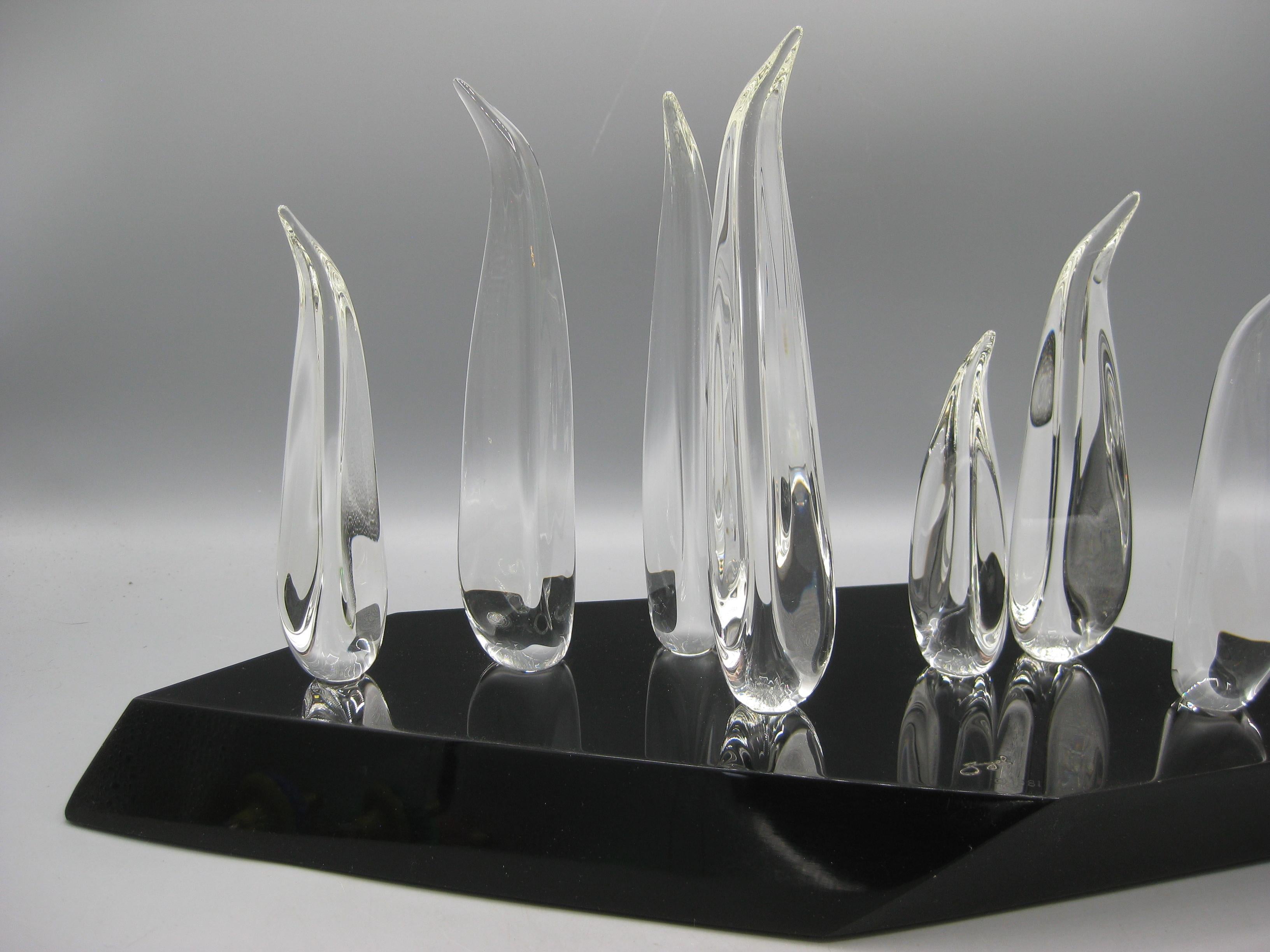 Splendida scultura di pinguino figurato in vetro artistico e acrilico nero/lucido del 1981 dell'artista canadese Guyol. Questa scultura è firmata/diretta sulla base in acrilico nero. I pinguini sono in vetro e possono essere posizionati in qualsiasi