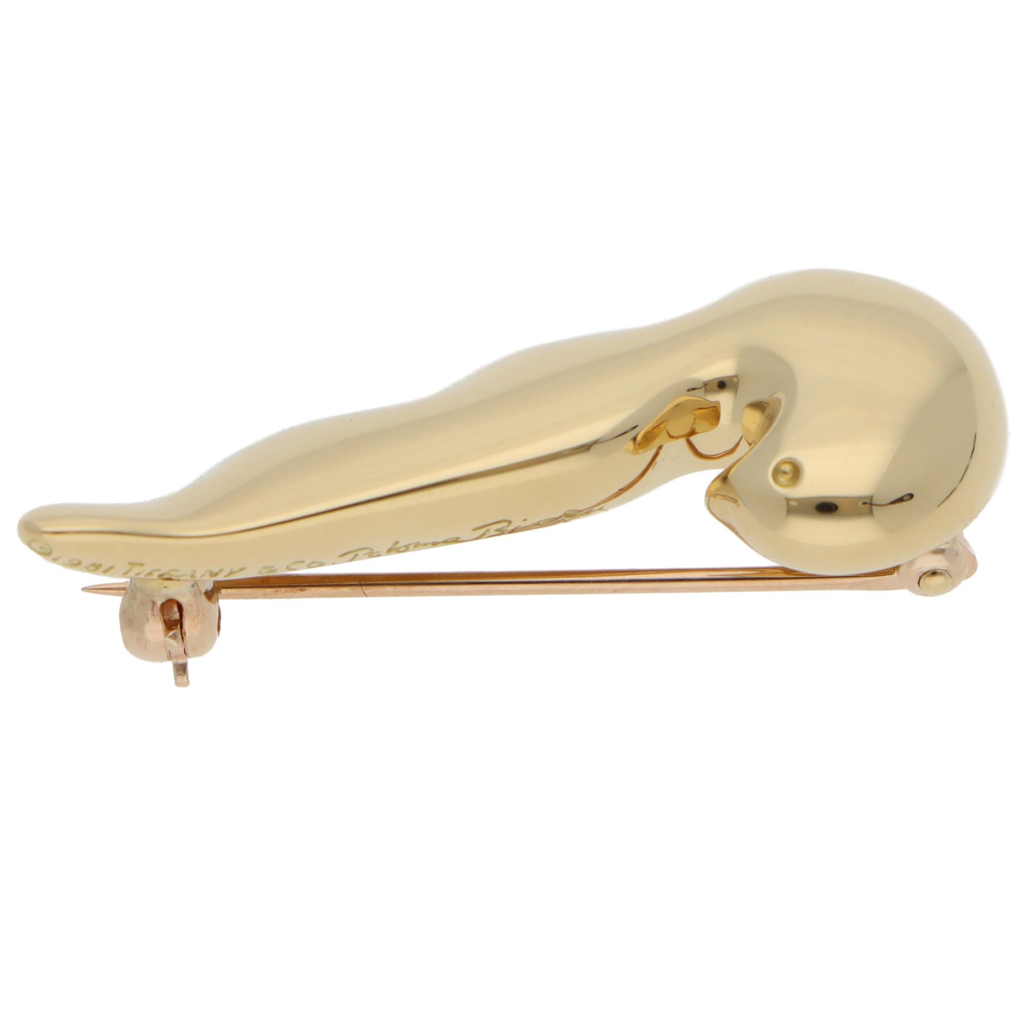 A beautiful vintage Paloma Picasso for Tiffany & Co. dove bird brooch set in 18k yellow gold from 1981.

The brooch depicts a dove bird motif. The yellow gold colour and abstract silhouette make it stand out nicely when wearing. The brooch is