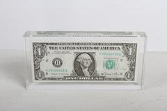 Vintage-Briefbeschwerer aus Lucite im Pop-Art-Stil von 1981 mit einem US-Ein-Dollar-Schein – 1 $