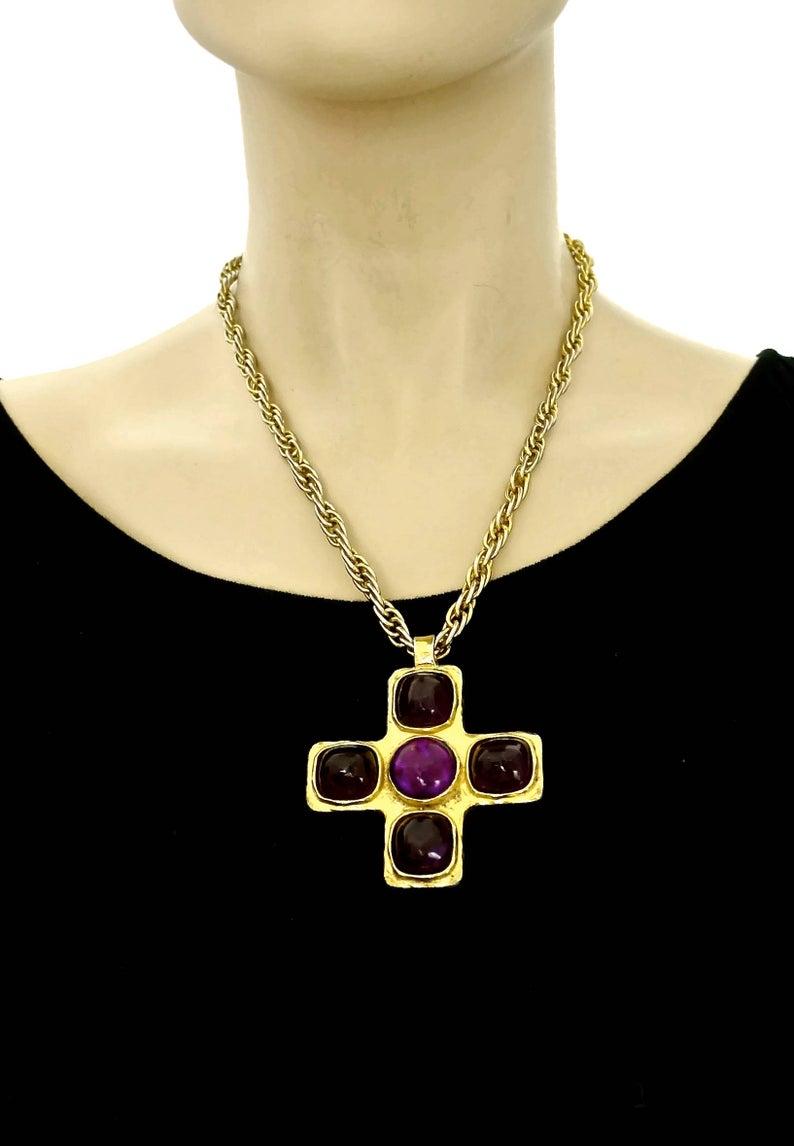 Vintage 1982 CHANEL Gripoix Byzantine Cross Necklace

Measurements:
Height: 2.51 inches (6.4 cm)
Width: 2.51 inches (6.4 cm)
Chain: 20.27 inches (51.5 cm)

Features:
- 100% Authentic CHANEL.
- Byzantic cross style pendant embellished with gripoix in