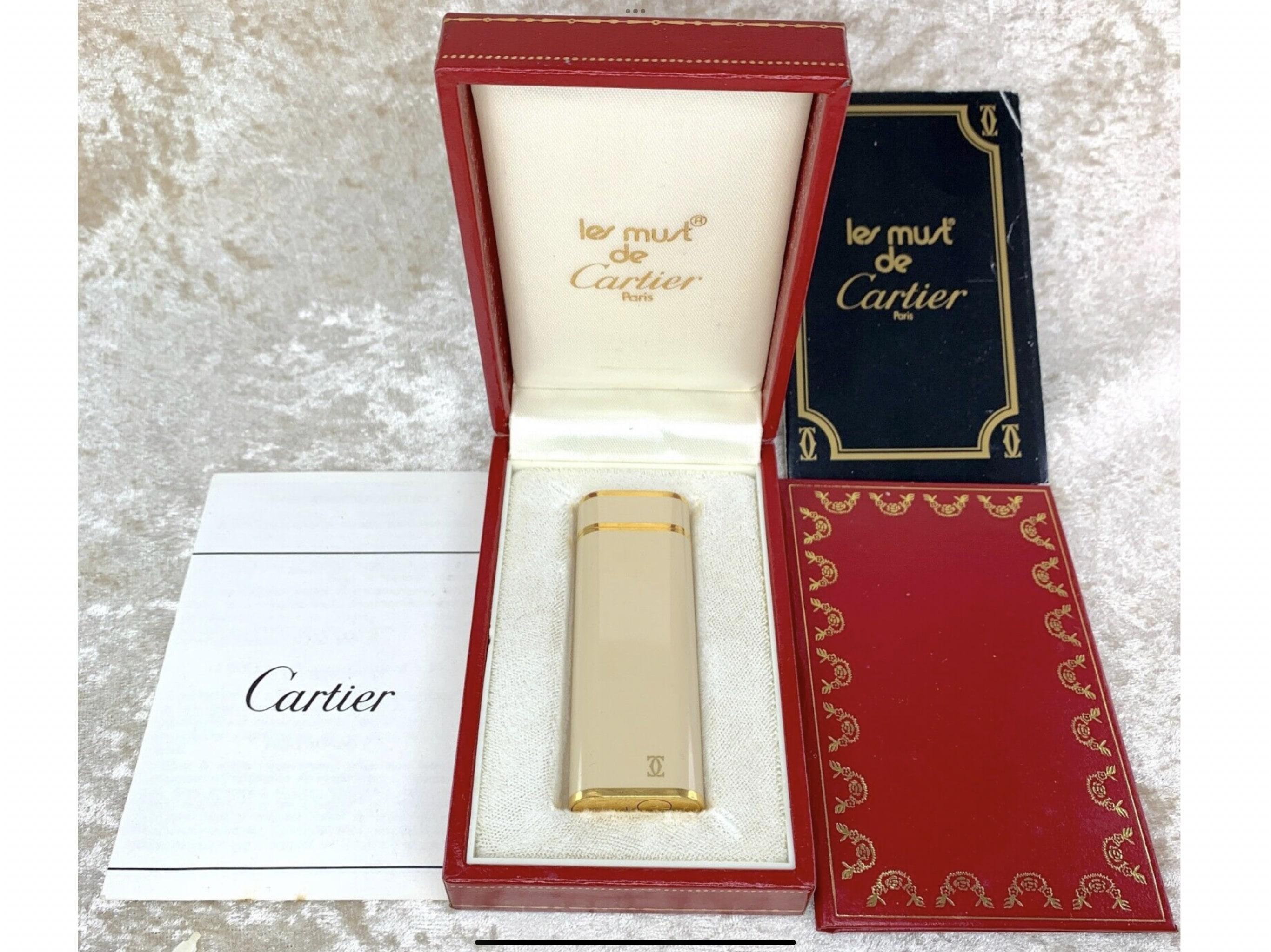 Vintage Cartier Feuerzeug Oval Creme Lack 
18K Goldplatte 
Ca. 1982
Goldplatte 3 Mikrometer 
Cremefarbener Lack 
Le Must de Cartier Paris 
Fantastischer Arbeits- und äußerer Zustand 
Das Feuerzeug sprüht Funken, zündet und flammt 
Kommt mit original