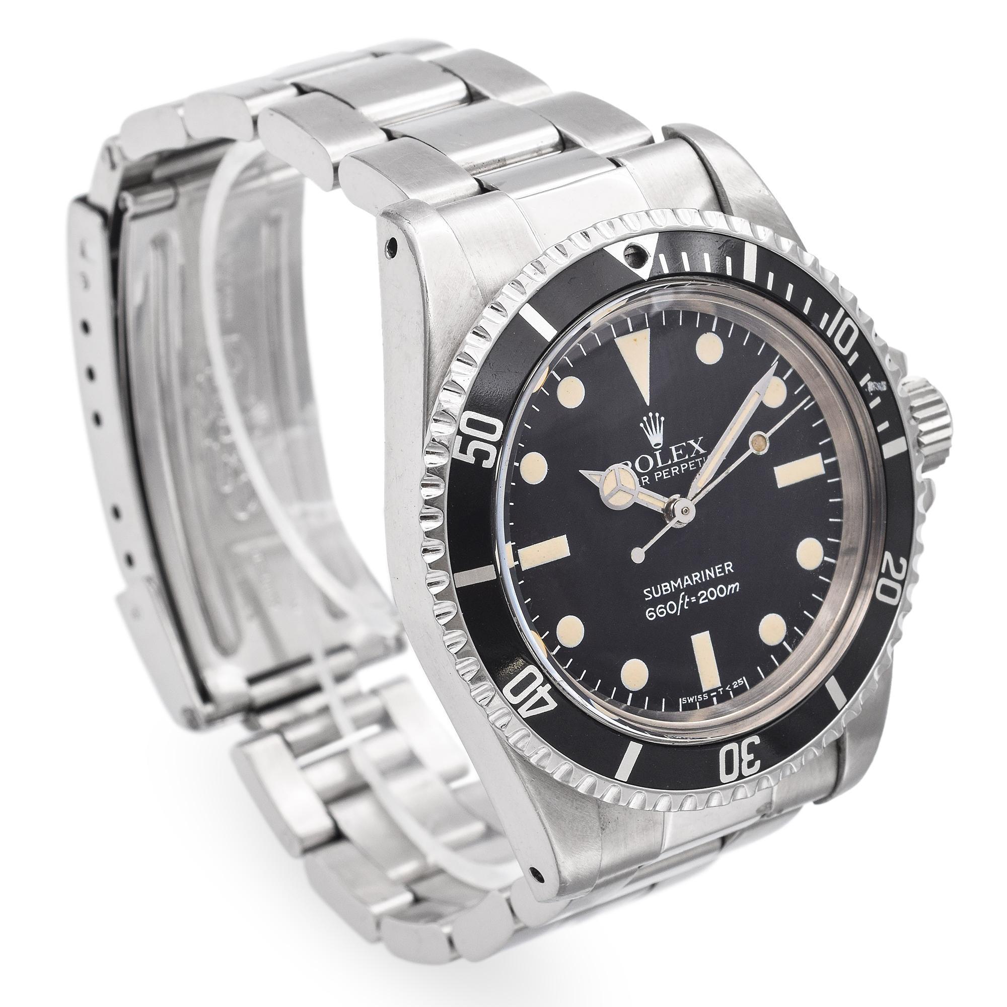 Este Rolex Submariner vintage es un ejemplo clásico del emblemático reloj de buceo de la marca, fabricado en robusto acero inoxidable y equipado con el codiciado brazalete Oyster 93150. Con su característico bisel giratorio, esfera negra e