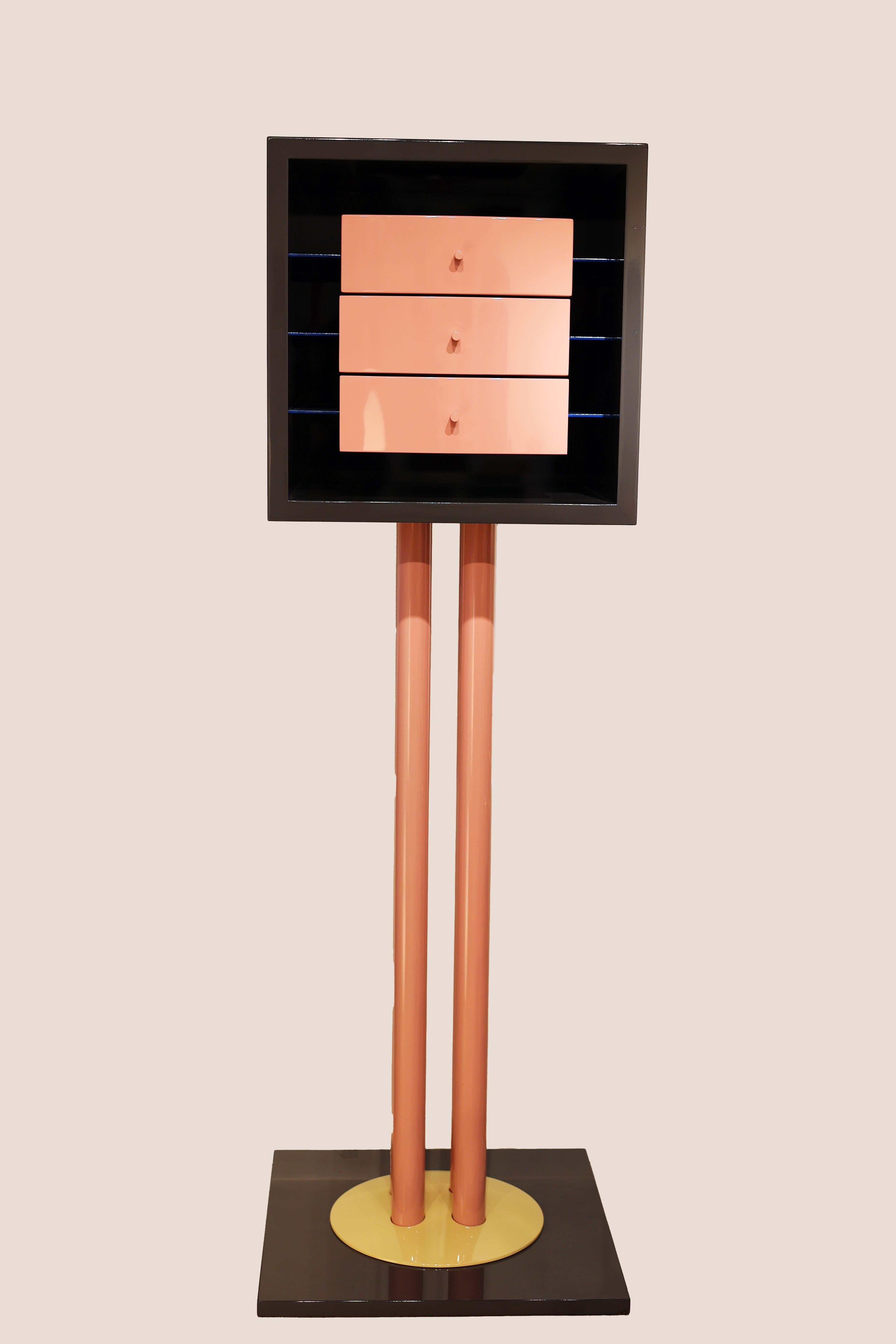 Design von Shiro Kuramata - Nikko Cabinets
2 der ersten produzierten Schränke von nur 11 jemals hergestellten
beeindruckende Waage in ausgezeichnetem Zustand