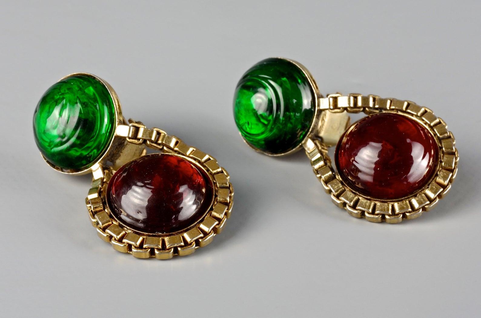 Vintage 1984 CHANEL Green Red Gripoix Poured Glass Drop Earrings

Measurements:
Height: 1.65 inches (4.2 cm)
Width: 0.87 inch (2.2 cm)
Weight per Earring: 12 grams

Features:
- 100% authentic CHANEL.
- Iconic green and red gripoix/ poured glass