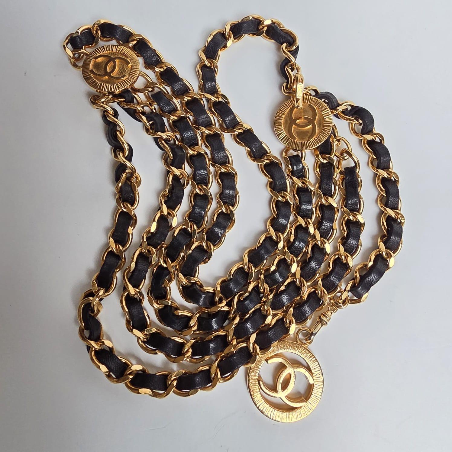 Rara cintura vintage in pelle con catena di Chanel. Triplo strato con medaglione. Bellissimo pezzo vintage. Buone condizioni vintage con lievi graffi e sfregamenti. Viene fornito così com'è.