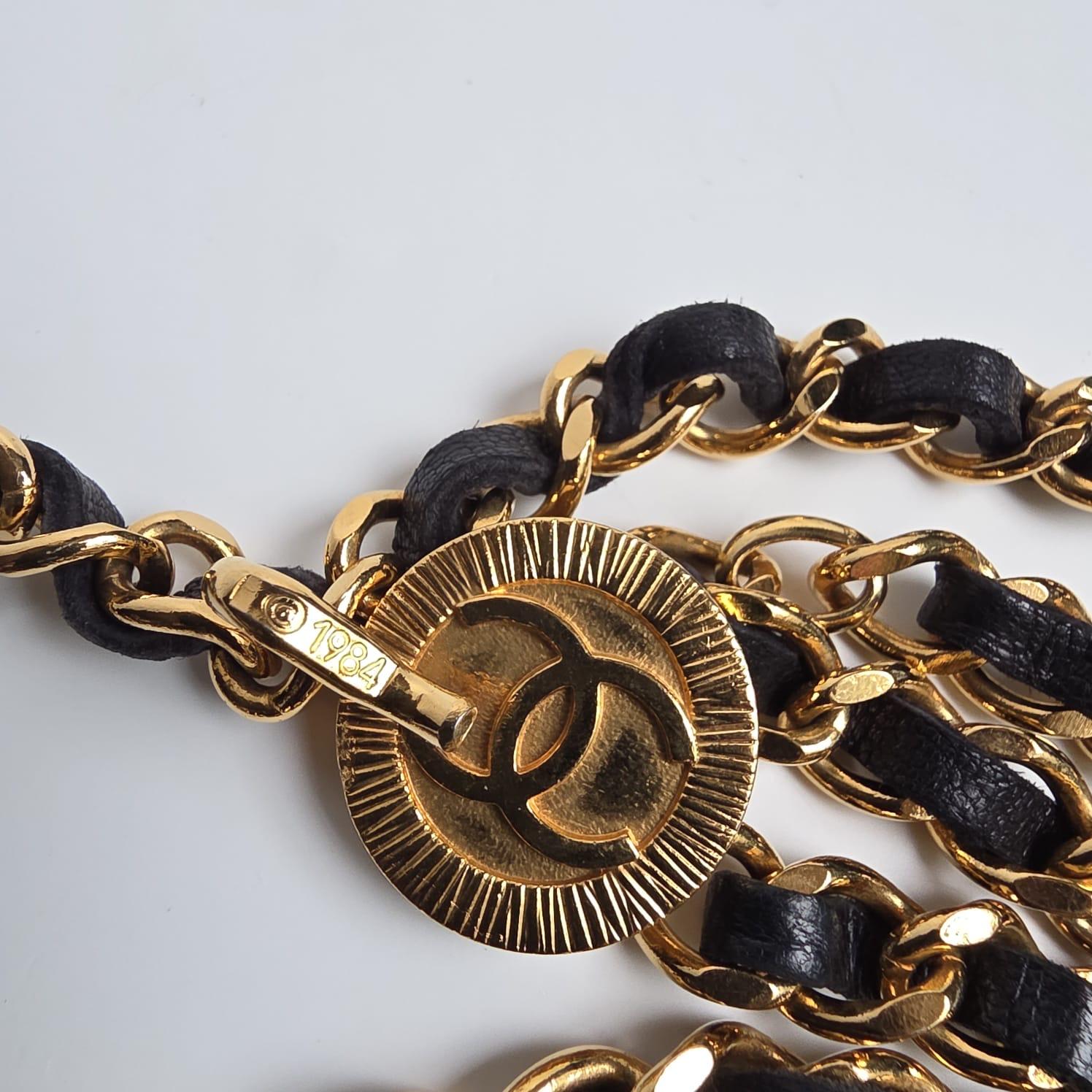 Nero Vintage 1984 Chanel Cintura con catena a triplo strato in vendita