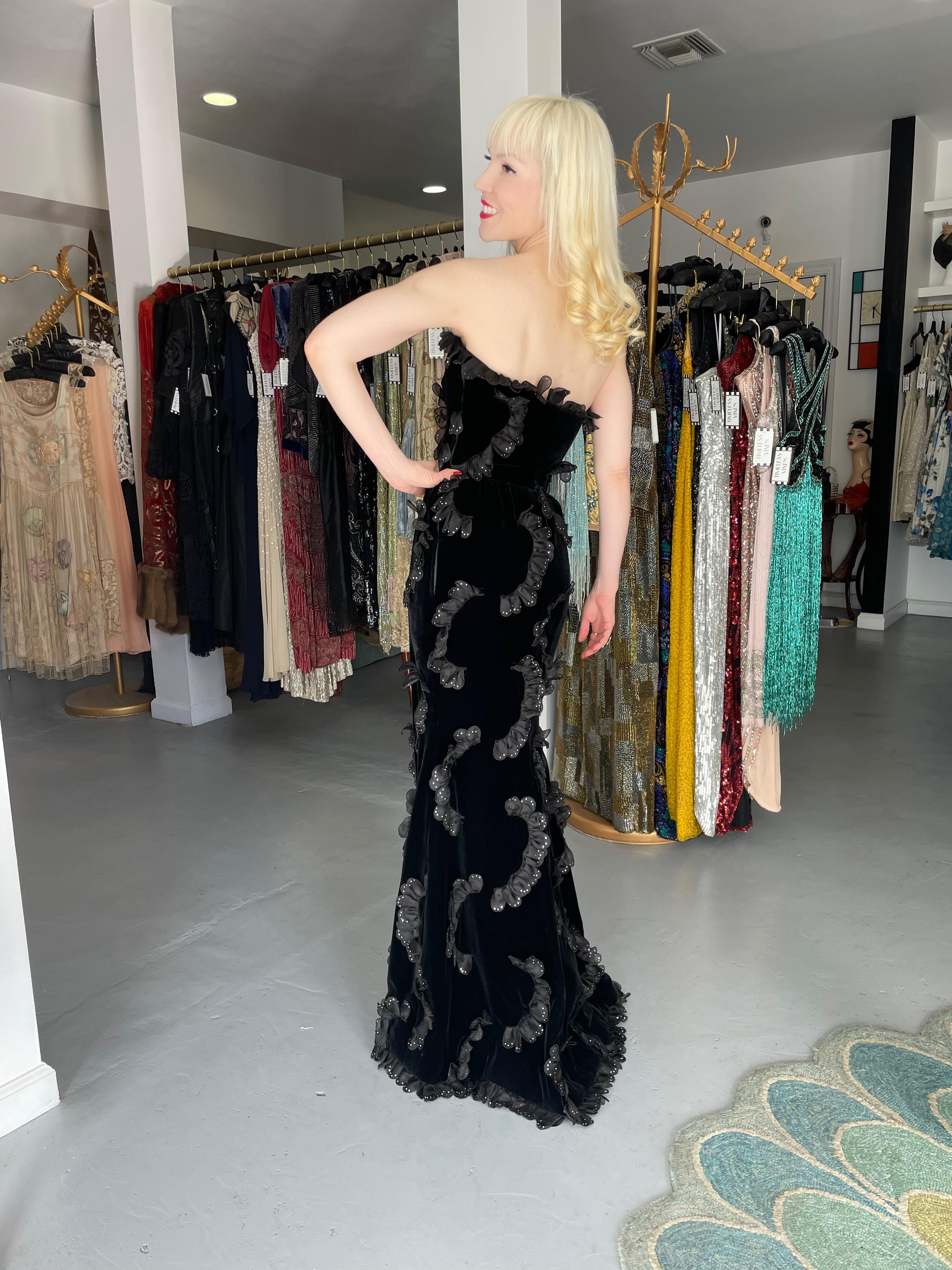 1984 Givenchy Haute Couture Documented Silk Petal Appliqué Velvet Hourglass Gown en vente 9