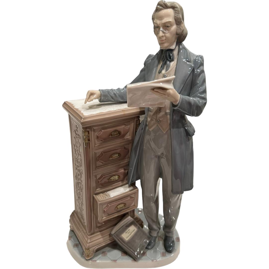 This Lladro figurine, titled “Attorney,” is a beautiful and retired piece made of glossy porcelain.  Its intricate details and craftsmanship truly showcase the high quality of Lladro products.  This figurine is perfect for collectors or as a