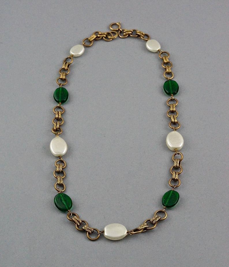 Vintage 1985 CHANEL Green Gripoix Pearl Necklace

Measurements:
Height: 0.62 inch (1.6 cm)
Length: 24.21 inches (61.5 cm)

Features:
- 100% Authentic CHANEL.
- Green gripoix/ poured glass and glass perals.
- Baroque style chain in antique gold