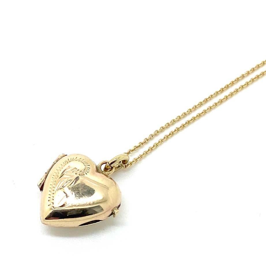 Vintage 1986 Small English 9ct Gold Heart Locket Necklace In Good Condition For Sale In London, GB