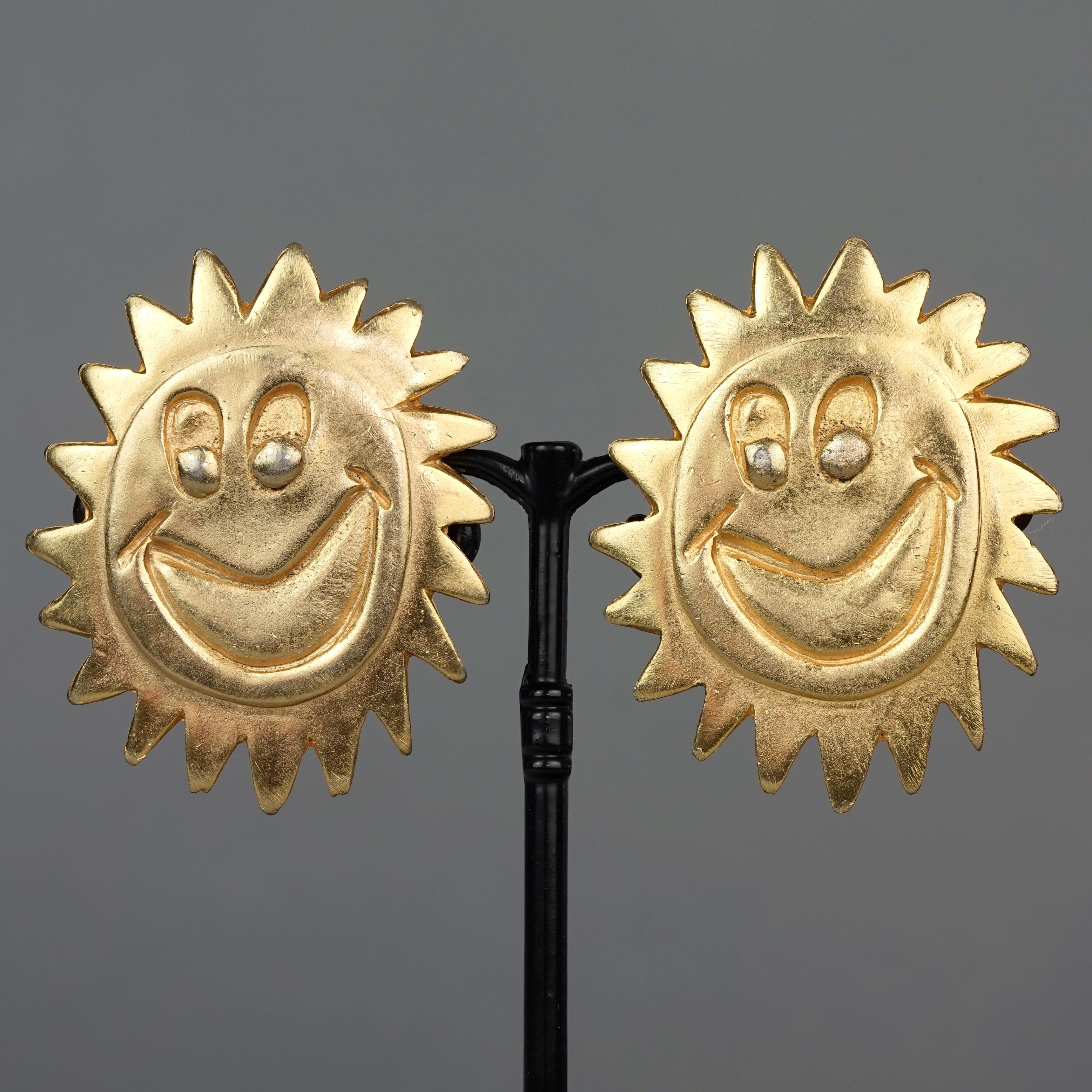 Vintage 1987 BILLY BOY SURREAL Bijoux Smiley Sun Face Earrings

Measurements:
Height: 2 inches (5.1 cm)
Width: 1.61 inches (4.1 cm)
Weight per Earring: 23 grams

Features:
- 100% Authentic 1987 BILLY BOY.
- Textured surreal smiley sun face