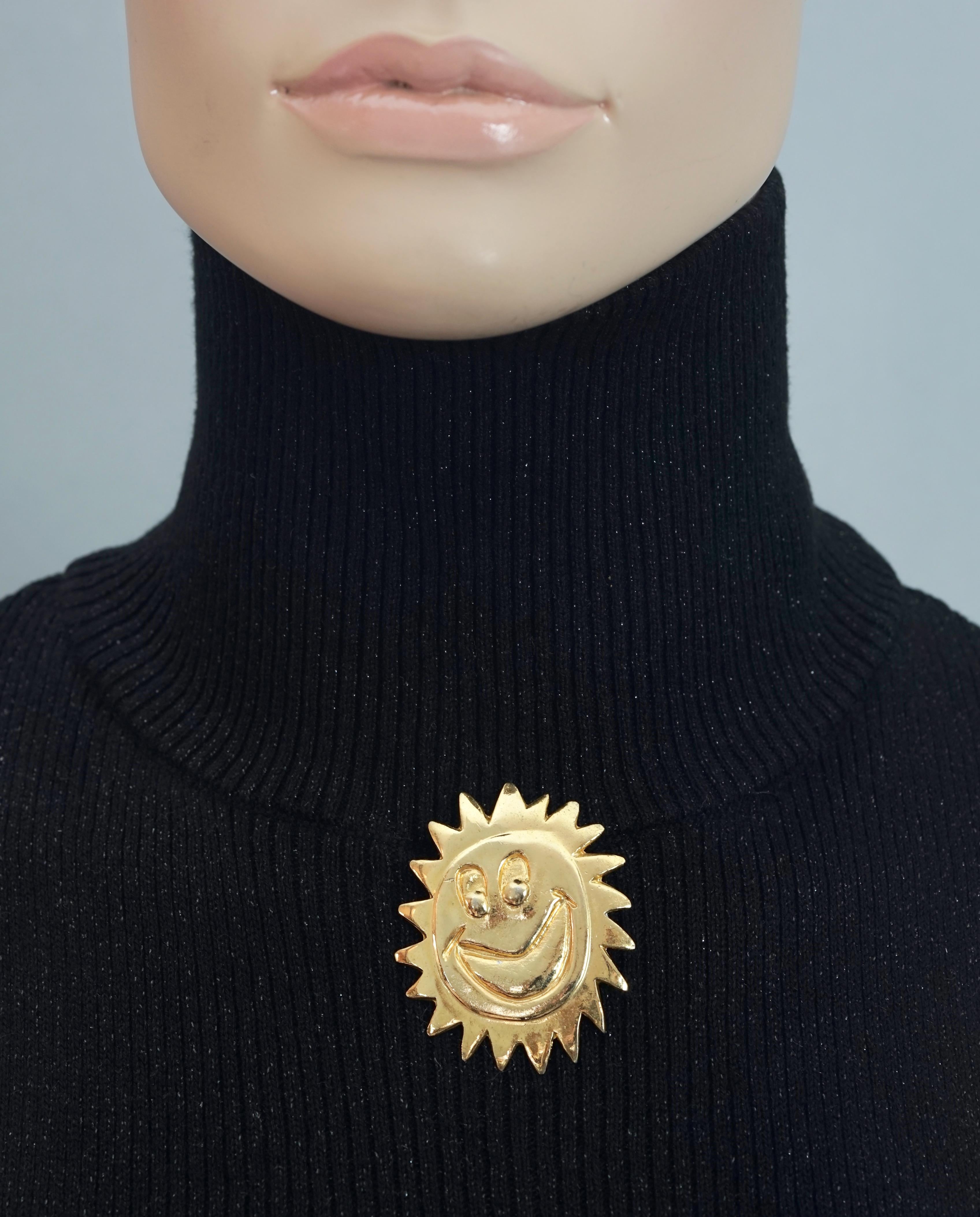 Vintage 1987 BILLY BOY Surreal Smiley Sun Face Brooch

Measurements:
Height: 1.97 inches (5 cm)
Width: 1.61 inches (4.1 cm)

Features:
- 100% Authentic 1987 BILLY BOY.
- Textured surreal smiley sun face brooch.
- Gold tone.
- Signed 1987 BILLY BOY
