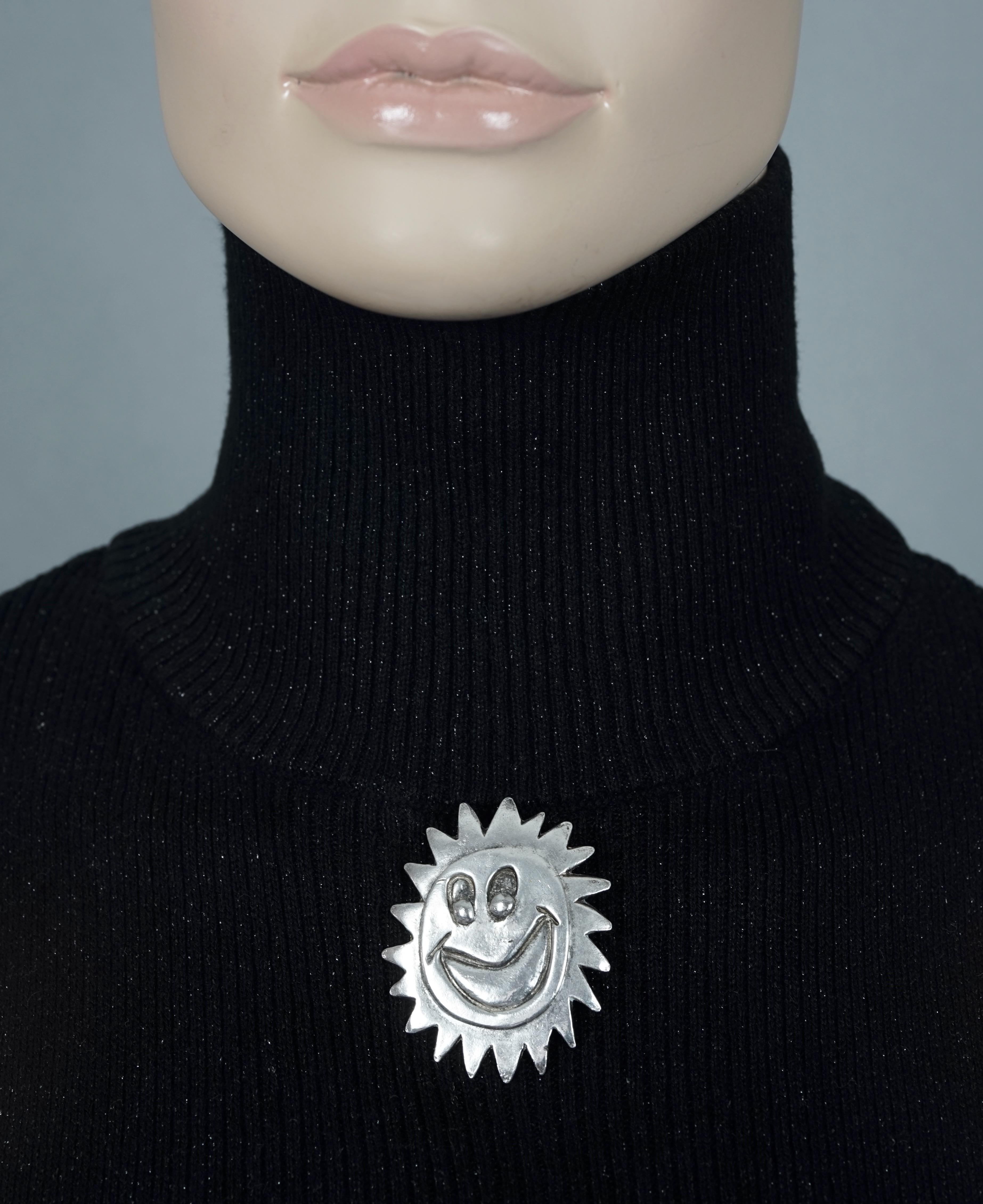Vintage 1987 BILLY BOY Surreal Smiley Sun Face Silver Brooch

Measurements:
Height: 1.97 inches (5 cm)
Width: 1.61 inches (4.1 cm)

Features:
- 100% Authentic 1987 BILLY BOY.
- Textured surreal smiley sun face brooch.
- Silver tone.
- Signed 1987