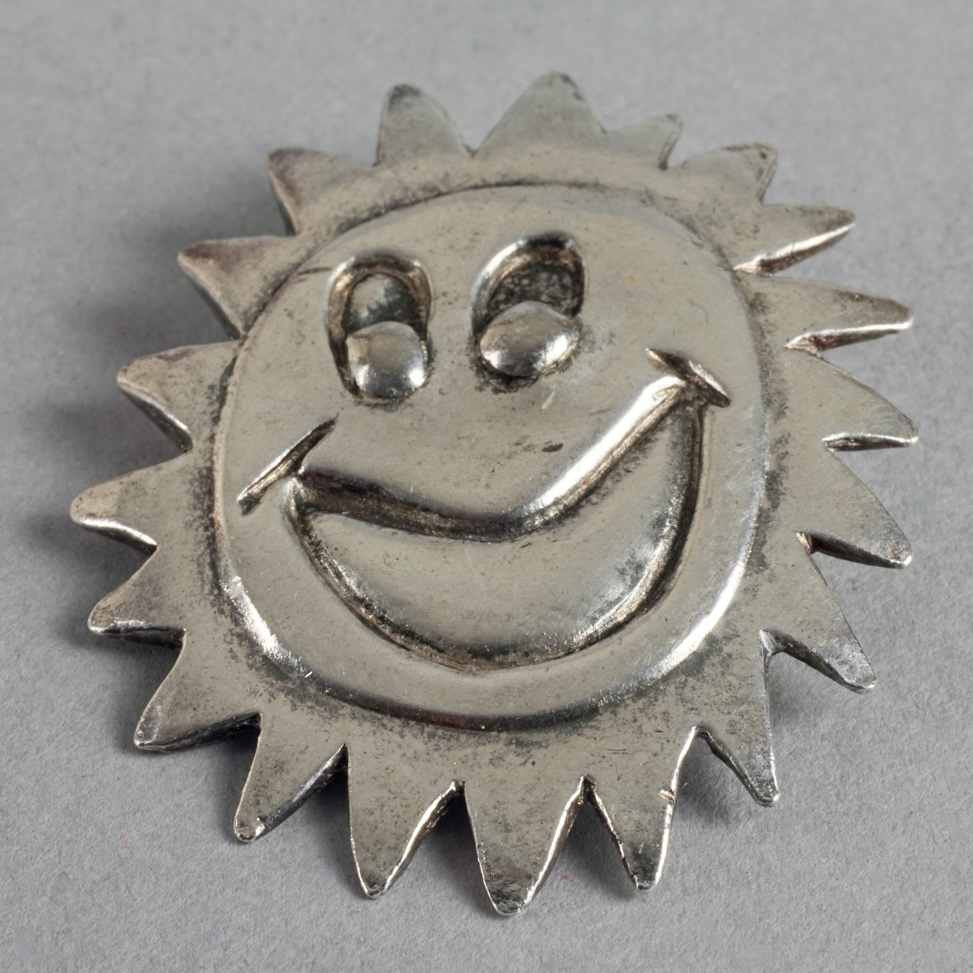 Vintage 1987 BILLY BOY Surreal Smiley Sun Face Silver Brooch In Excellent Condition For Sale In Kingersheim, Alsace