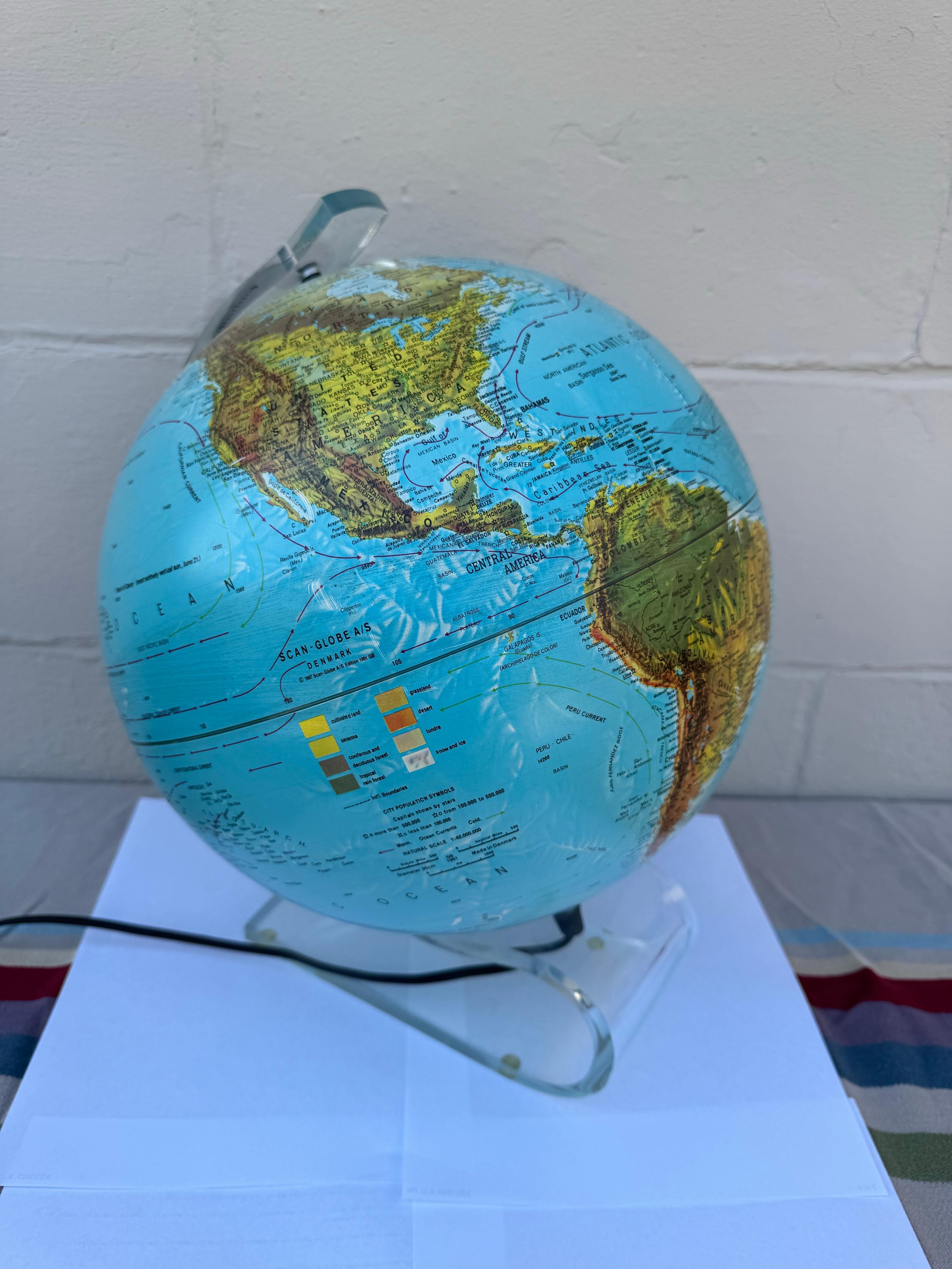 Globo illuminato Scan-Globe del 1987 su base di lucite, Danimarca in vendita 3