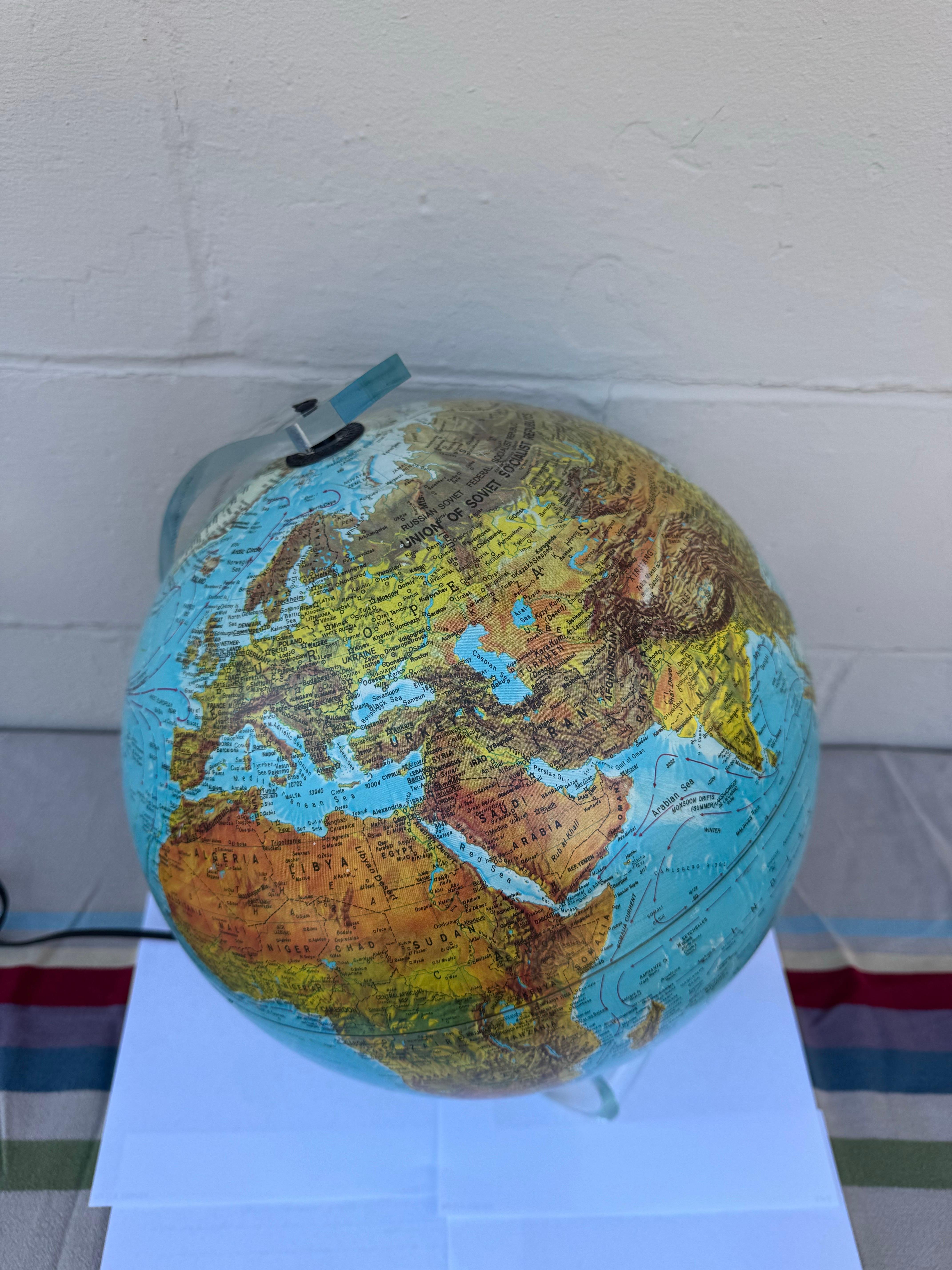 Globo illuminato vintage del 1987 di Scan-Globe A/S, Danimarca - Base in lucite

Porta un tocco di modernismo scandinavo e di storia globale nel tuo spazio con questo mappamondo illuminato vintage splendidamente conservato, prodotto nel 1987 da