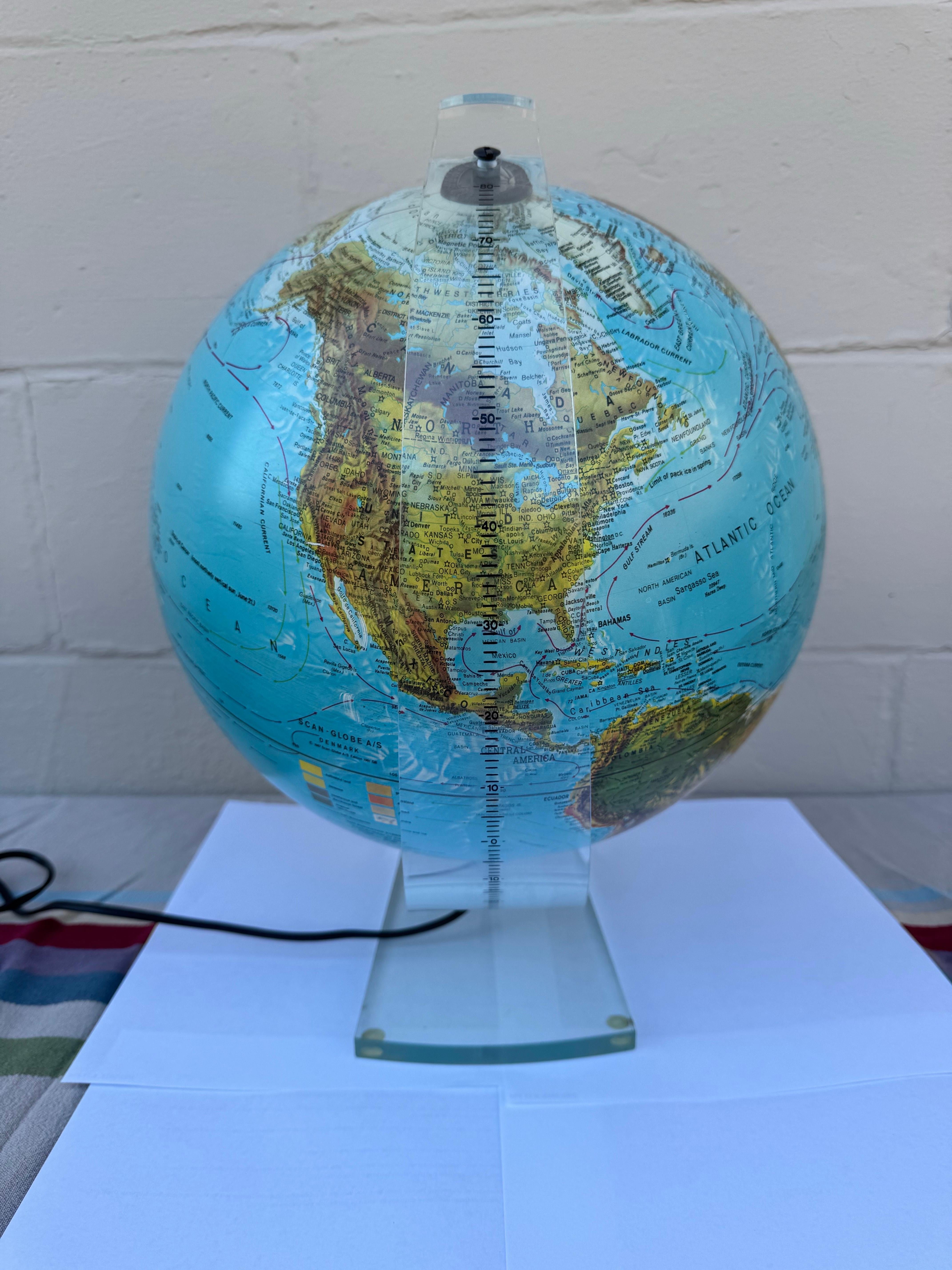 Moderno Globo illuminato Scan-Globe del 1987 su base di lucite, Danimarca in vendita