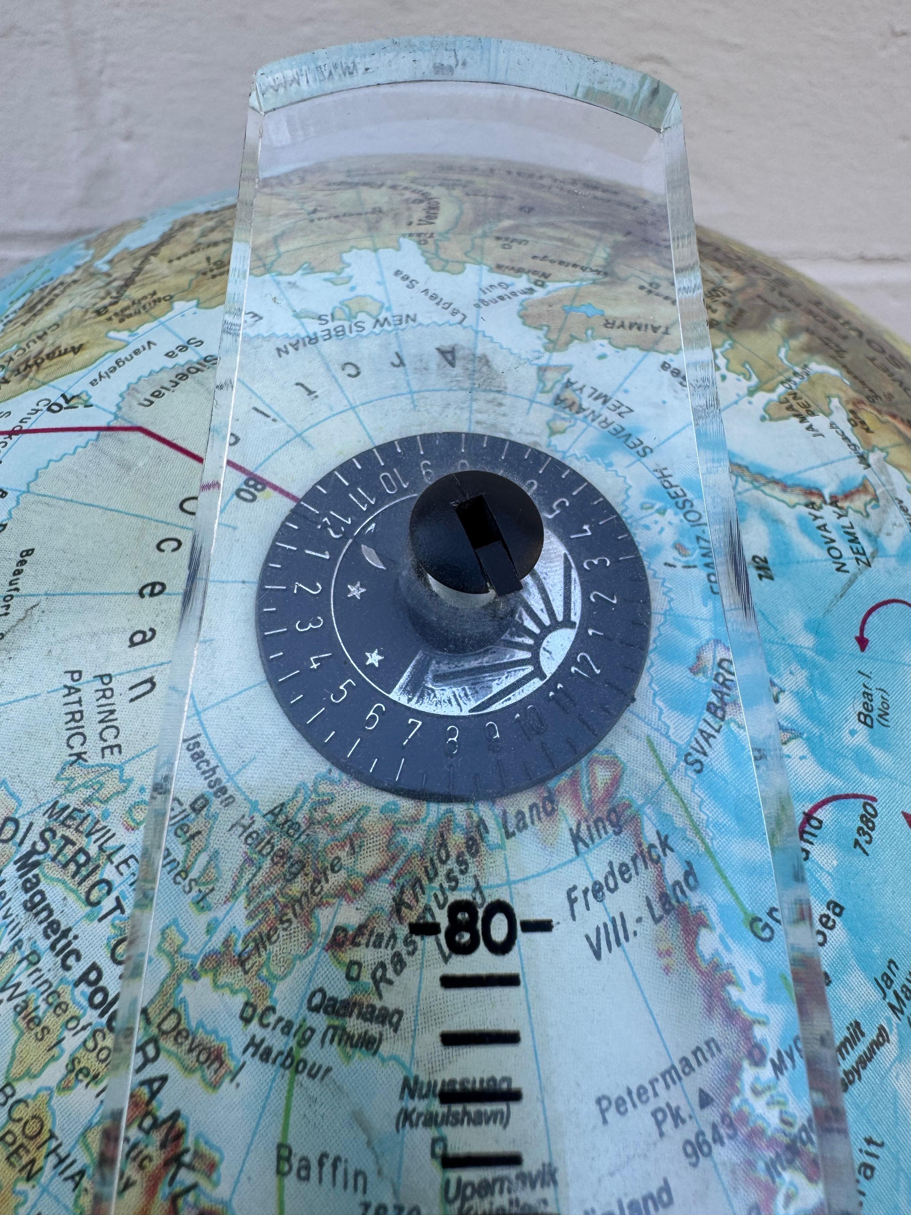 Globo illuminato Scan-Globe del 1987 su base di lucite, Danimarca in vendita 2