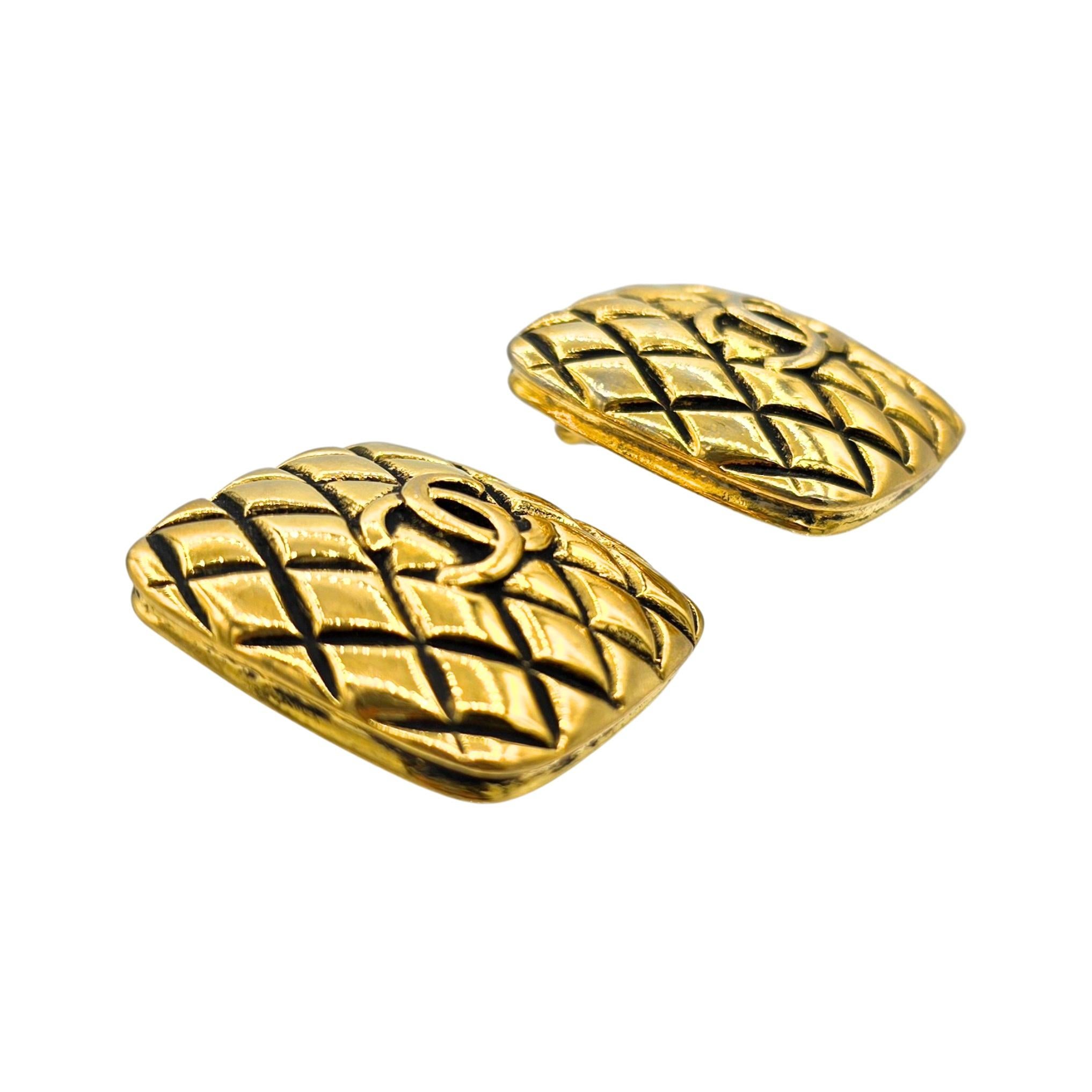 Vintage 1988 Chanel CC Quilted Square 24k Gold Plated CC Clip-on Earrings In Good Condition In West Sussex, GB