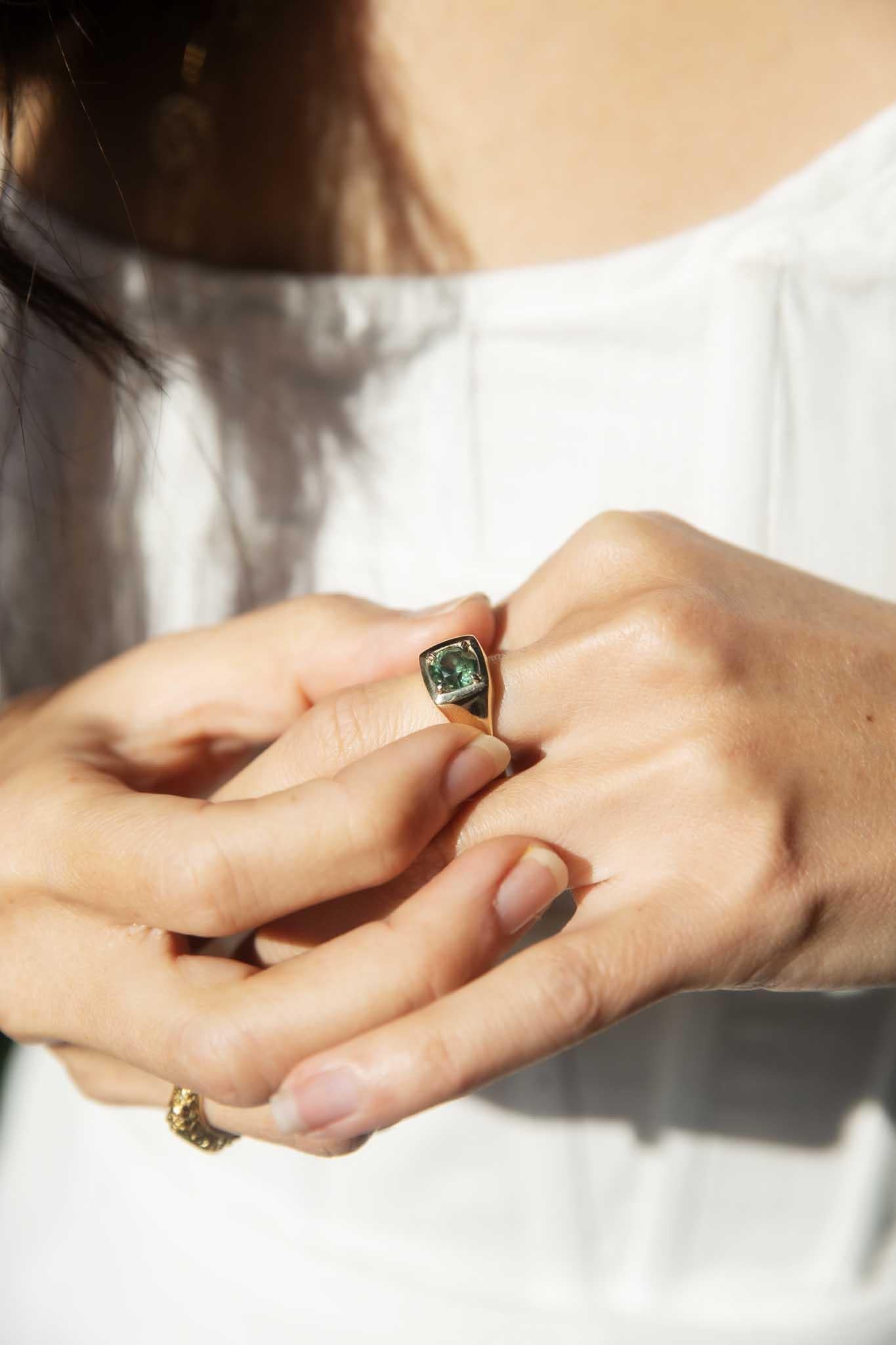 Vintage 1989 1.99 Carat Green Sapphire Ring 9 Carat Gold In Good Condition In Hamilton, AU