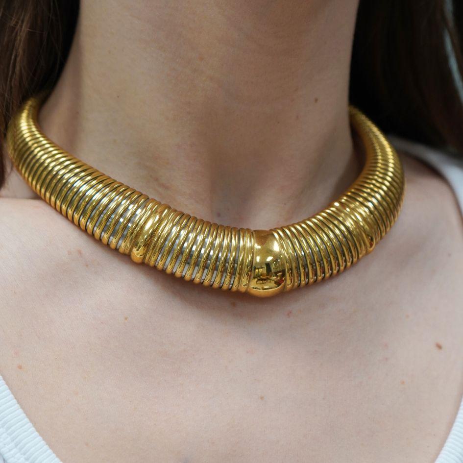 Élevez votre collection avec cet authentique collier Tubogas de Cartier, fabriqué en 1989 avec l'élégance qui définit Cartier. Fabriquée en or jaune 18 carats et en acier inoxydable, cette pièce intemporelle pèse 92,8 grammes et mesure 17 1/4 pouces