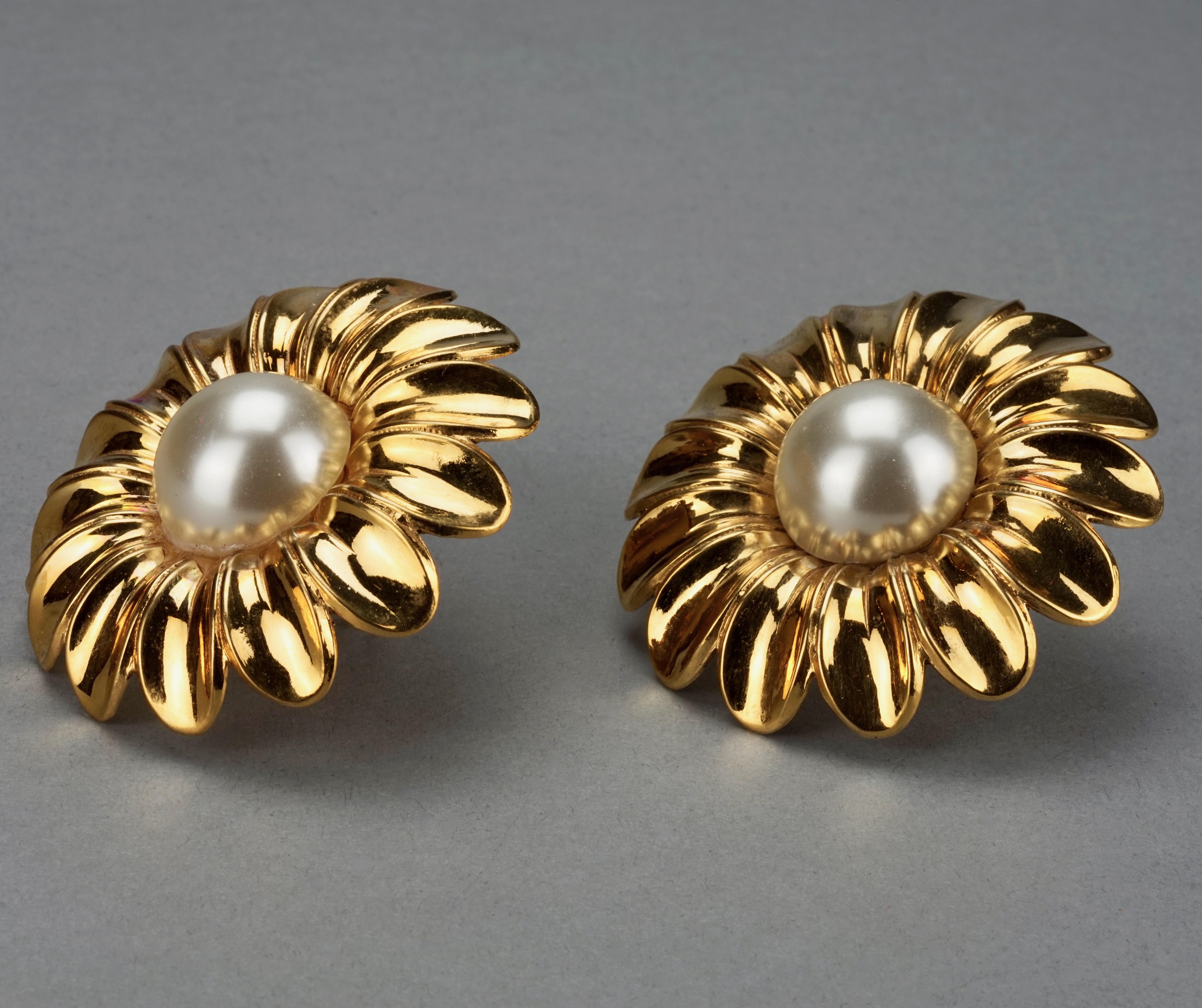 Vintage 1989 CHANEL Massive Flower Pearl Earrings In Excellent Condition For Sale In Kingersheim, Alsace