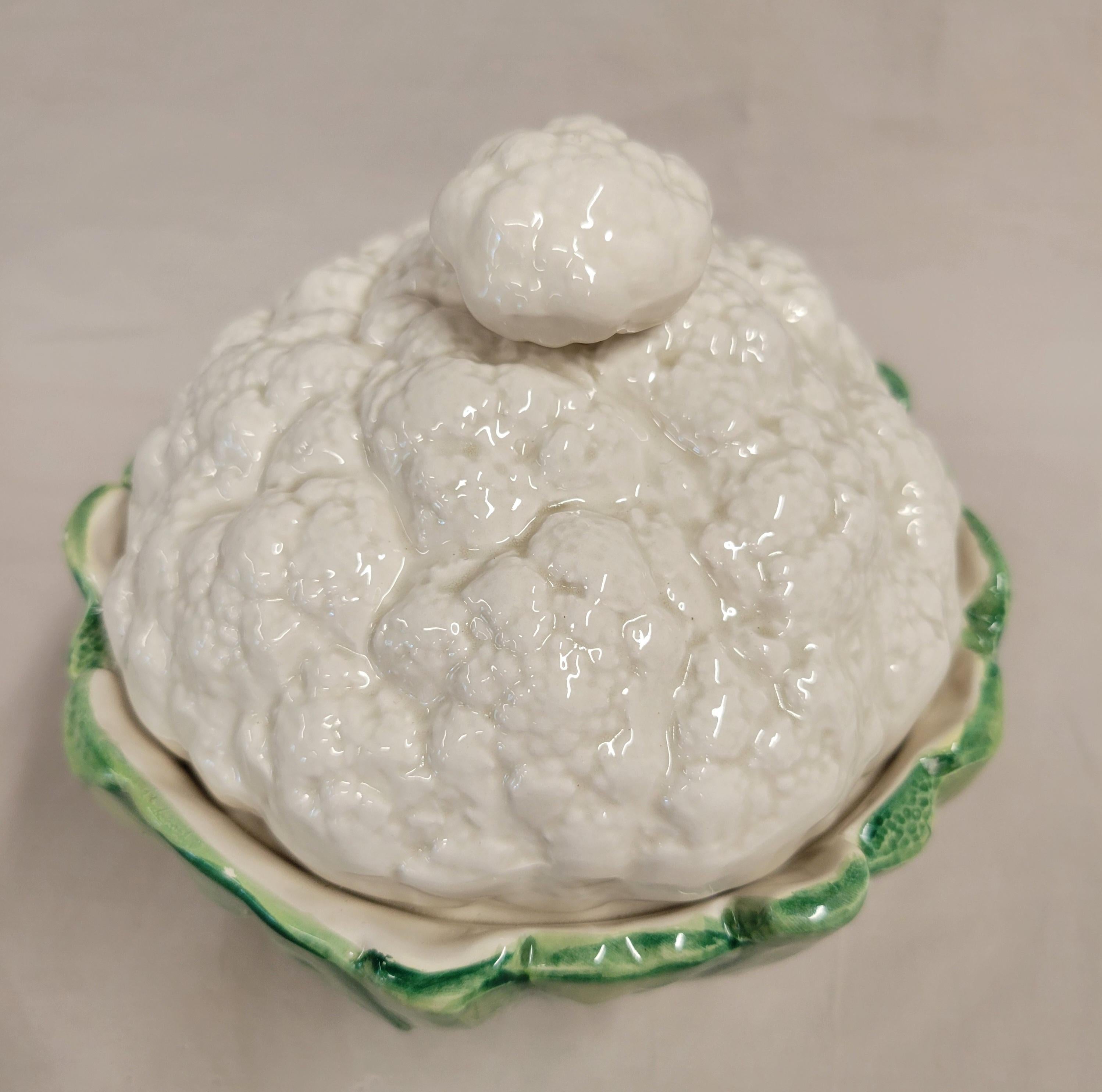 Un charmant plat à chou-fleur à couvercle en deux parties de Fitz & Floyd, datant de 1989, est absolument à collectionner. Marqué du sceau de Fitz & Floyd 1989. Parfait pour un collectionneur de Fitz & Floyd ou pour tout amateur de céramiques en