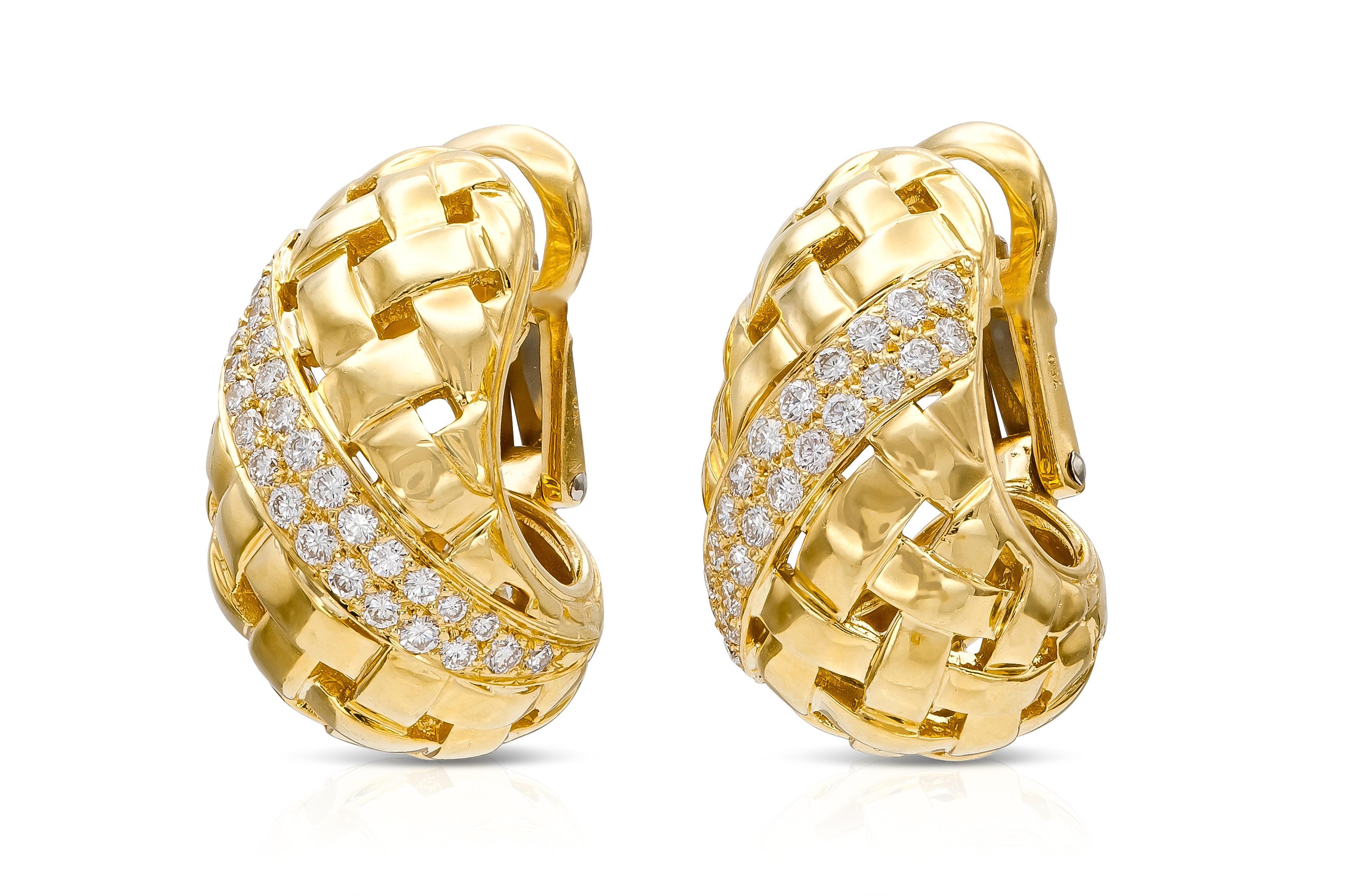 Fein gearbeitet in 18 Karat Gelbgold mit runden Diamanten im Brillantschliff mit einem Gesamtgewicht von 1,32 Karat.
Signiert von Tiffany & Co.
Ca. 1989