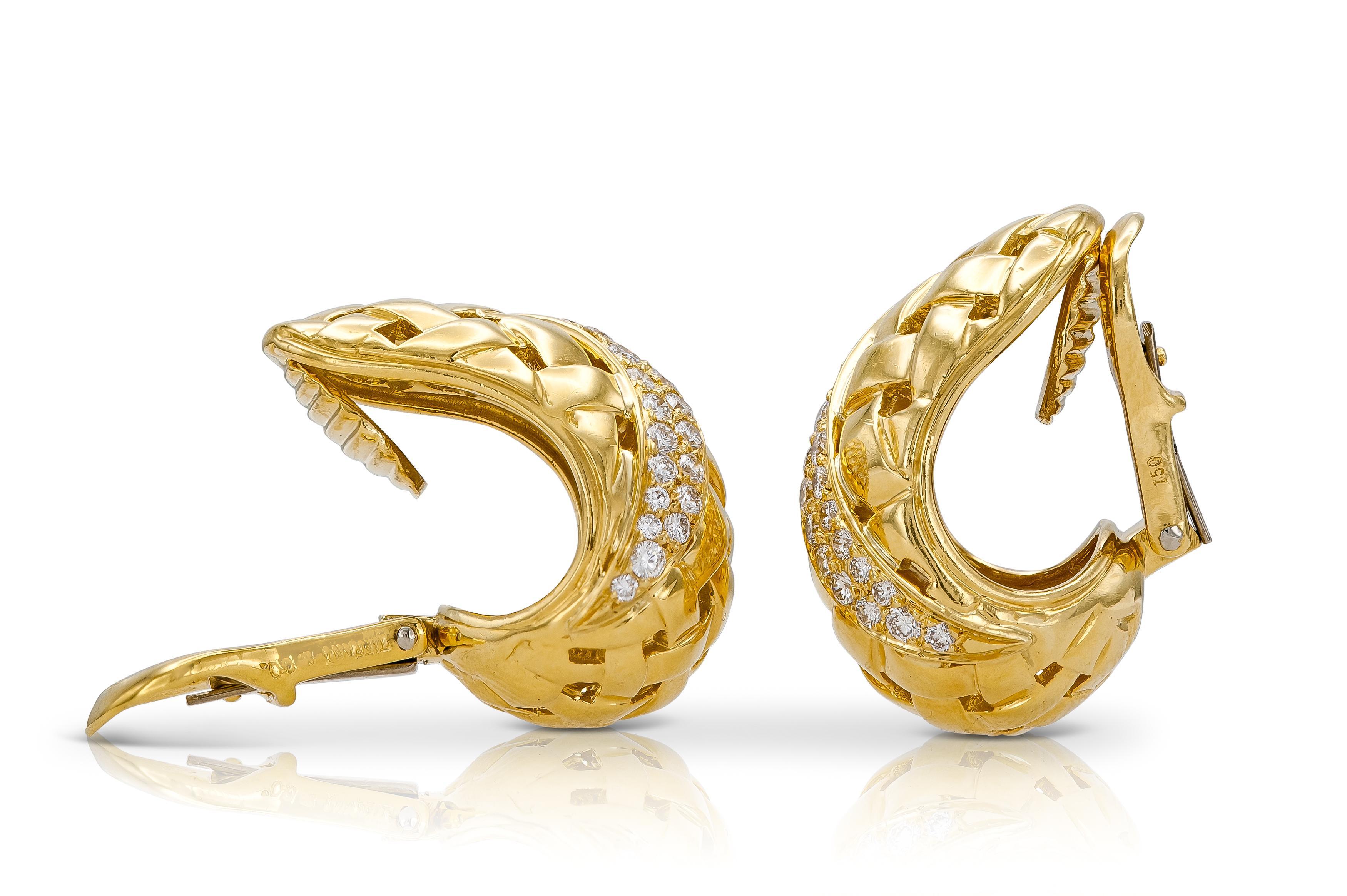 Taille ronde Vintage 1989 Tiffany & Co. Boucles d'oreilles tissées en or avec diamants en vente