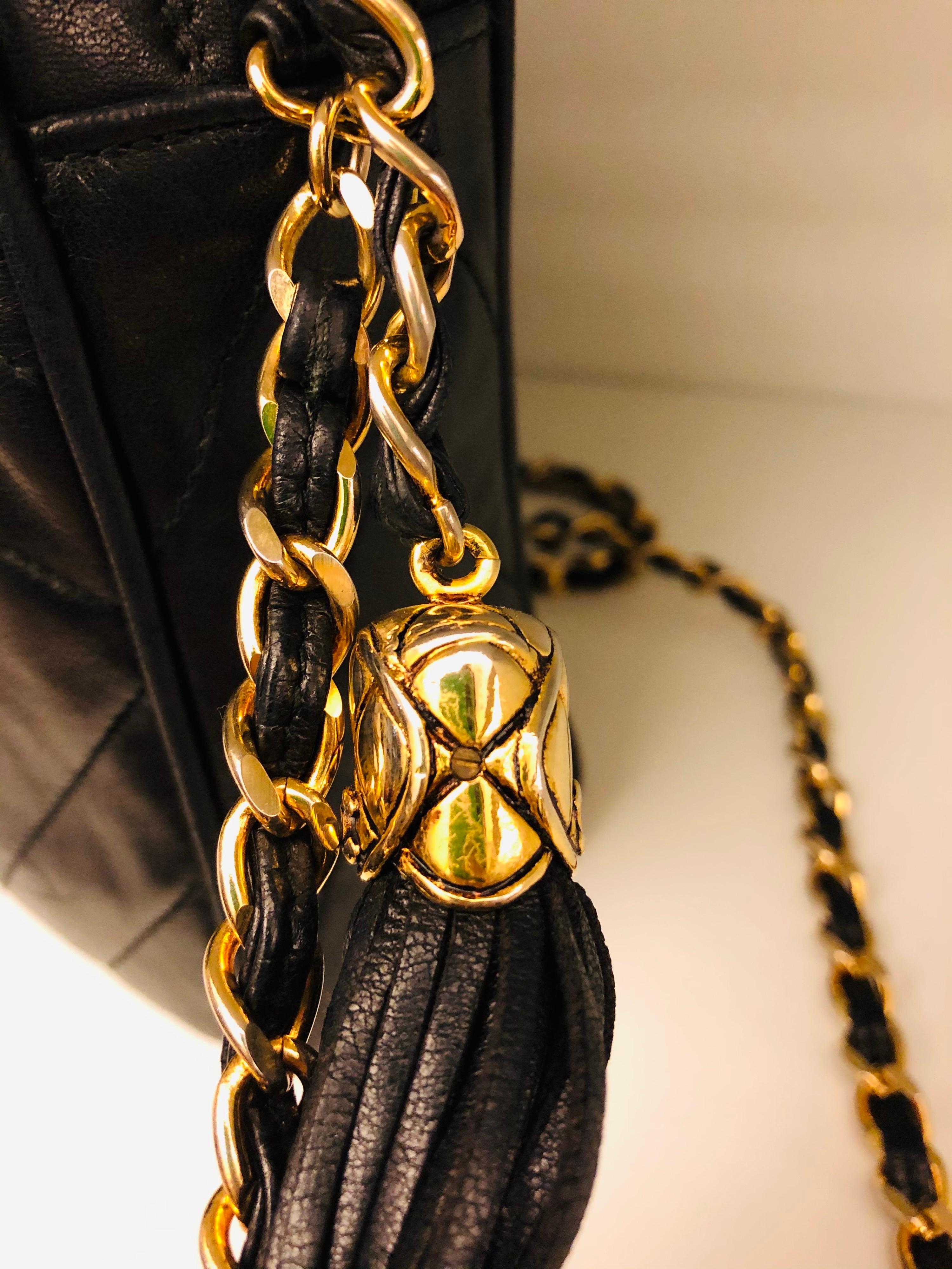 Vintage 1989 bis 1991 Chanel Kameratasche aus schwarzem Lammfell mit Quaste. (Schwarz)