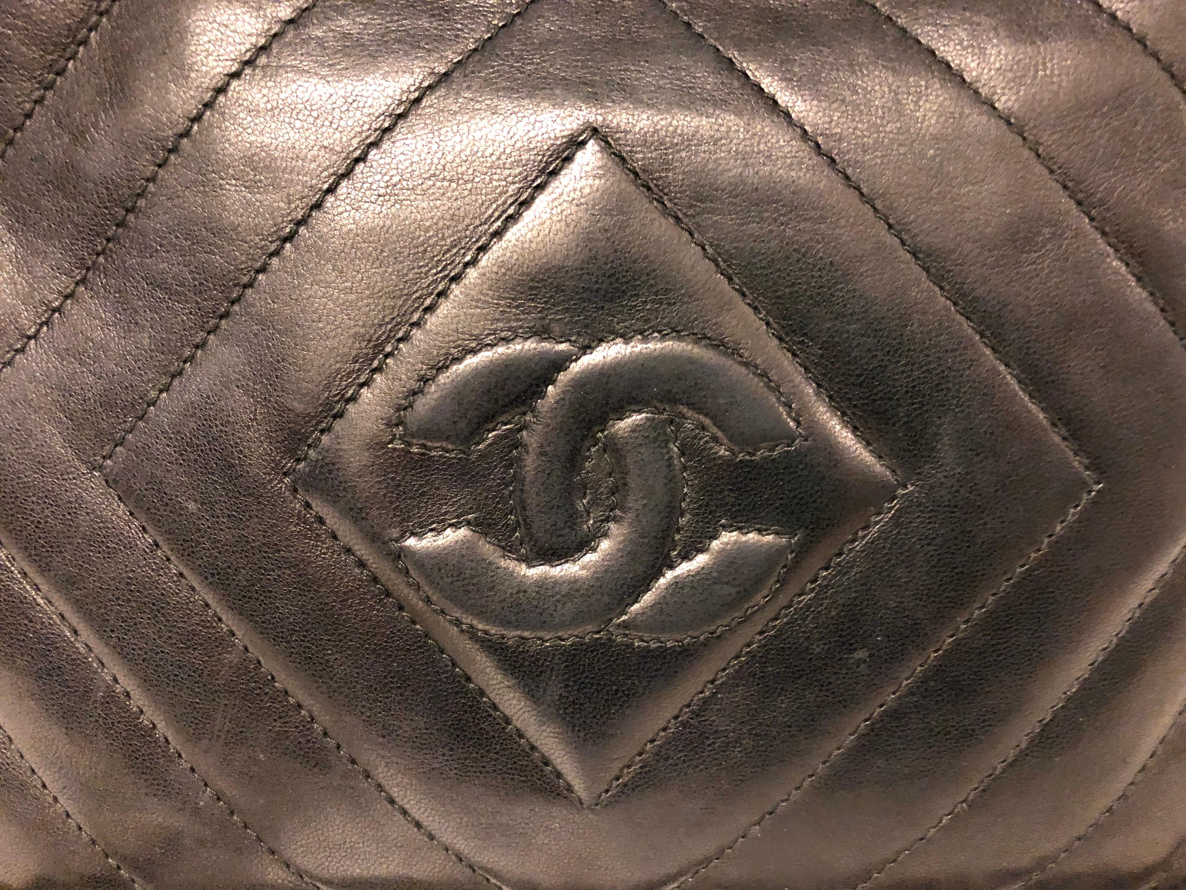 Vintage 1989 bis 1991 Chanel Kameratasche aus schwarzem Lammfell mit Quaste. im Zustand „Hervorragend“ in Sheung Wan, HK