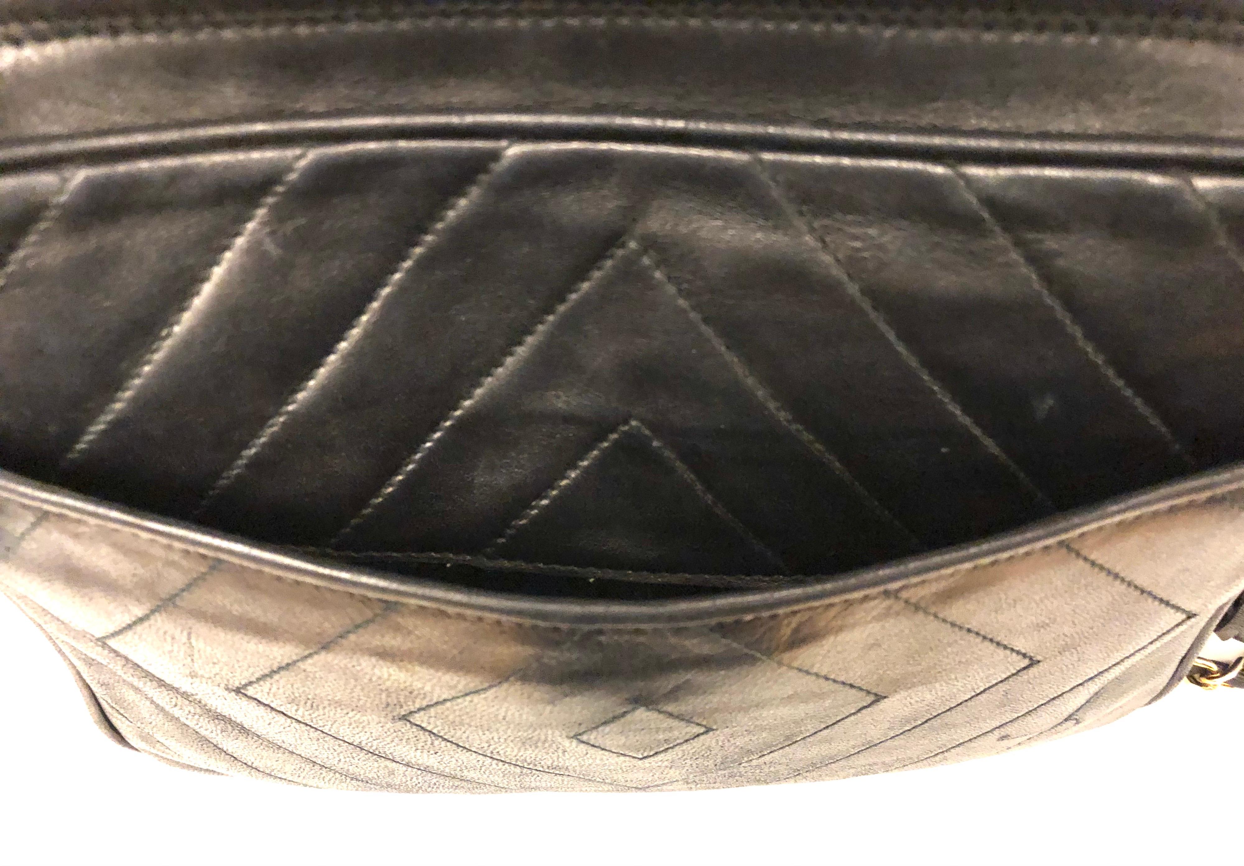 Vintage 1989 bis 1991 Chanel Kameratasche aus schwarzem Lammfell mit Quaste. Damen