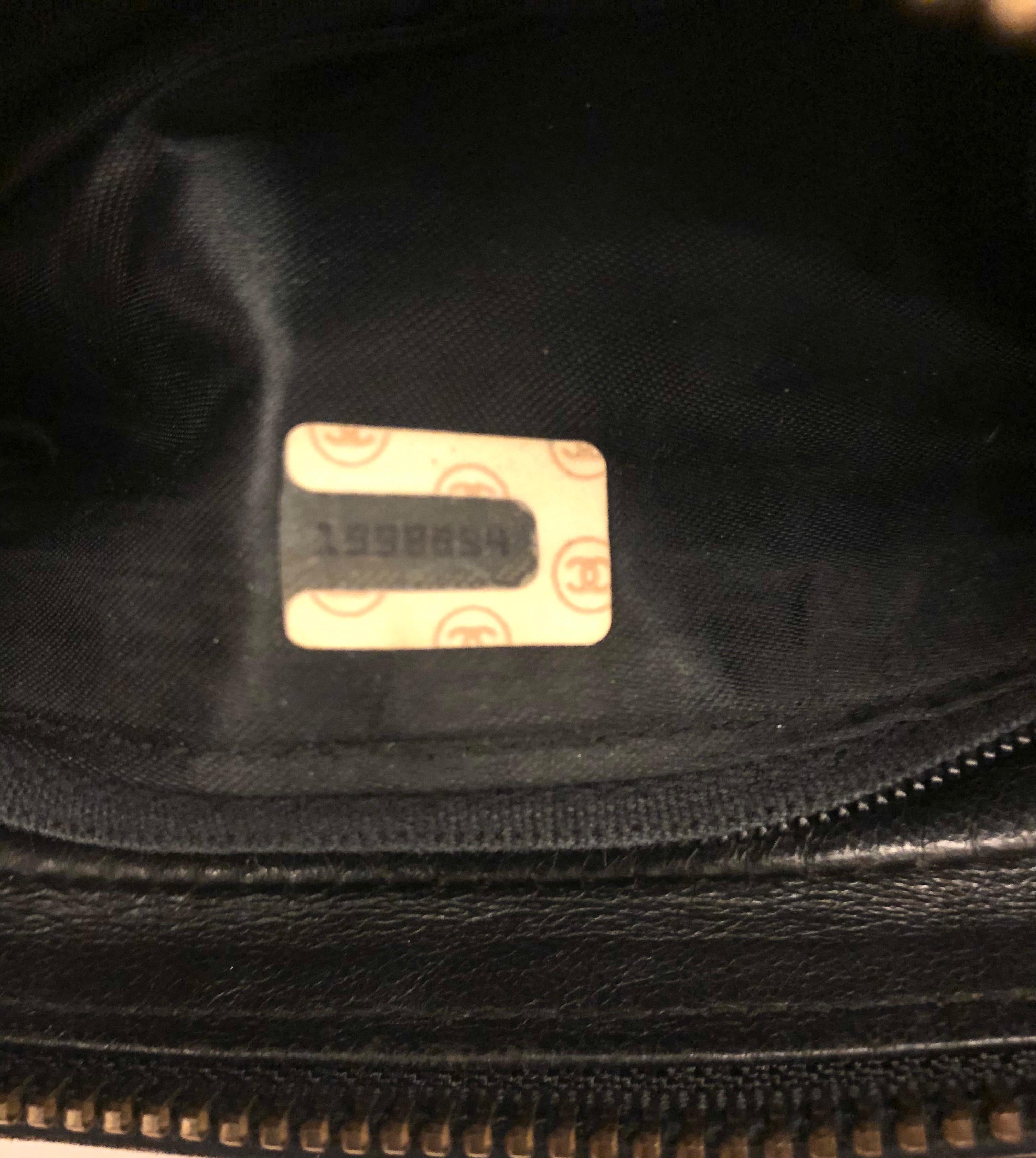 Vintage 1989 bis 1991 Chanel Kameratasche aus schwarzem Lammfell mit Quaste. 2