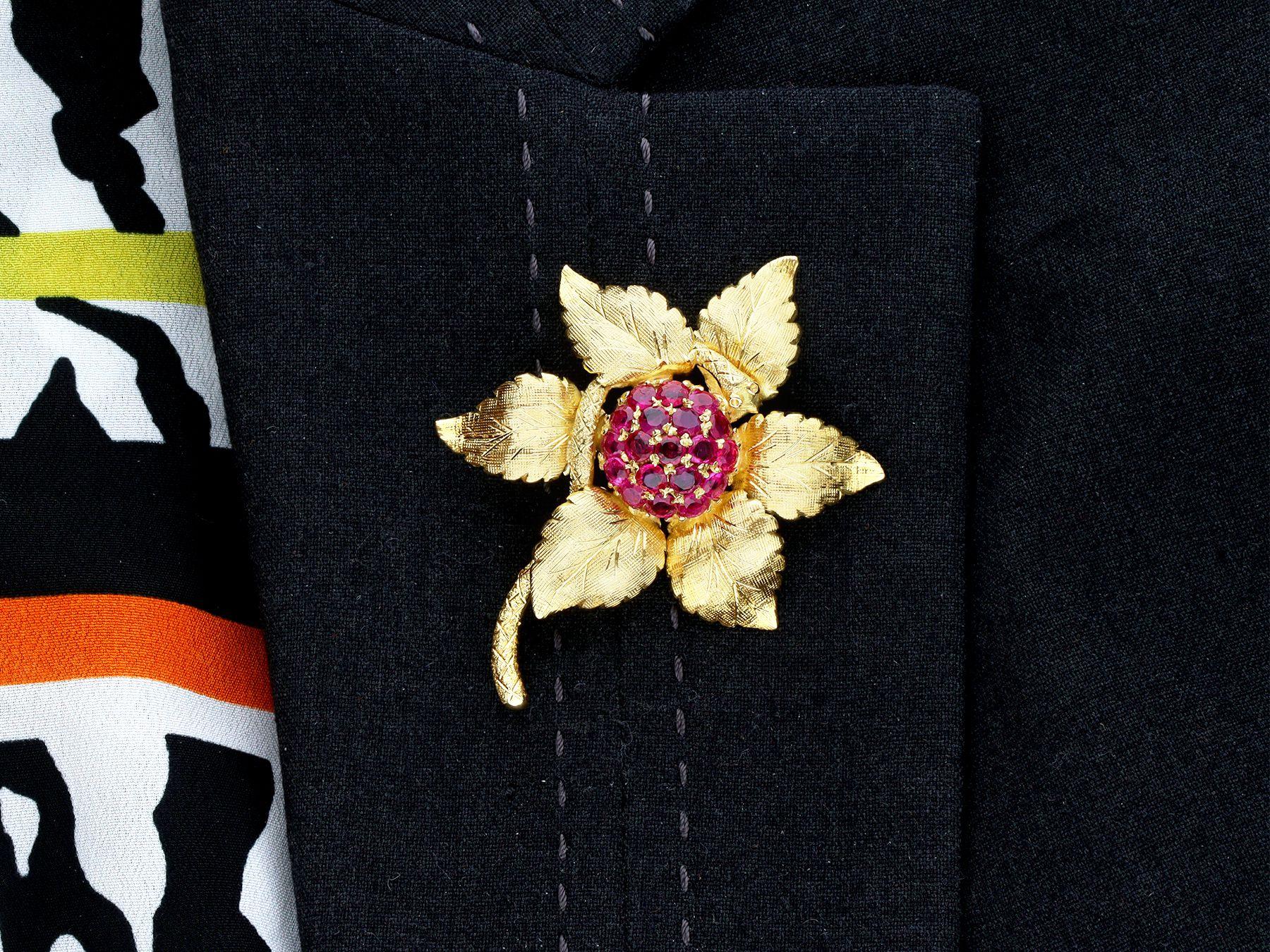 Vintage 1990 1.83 Carat Burmese Ruby and Yellow Gold Brooch For Sale 6