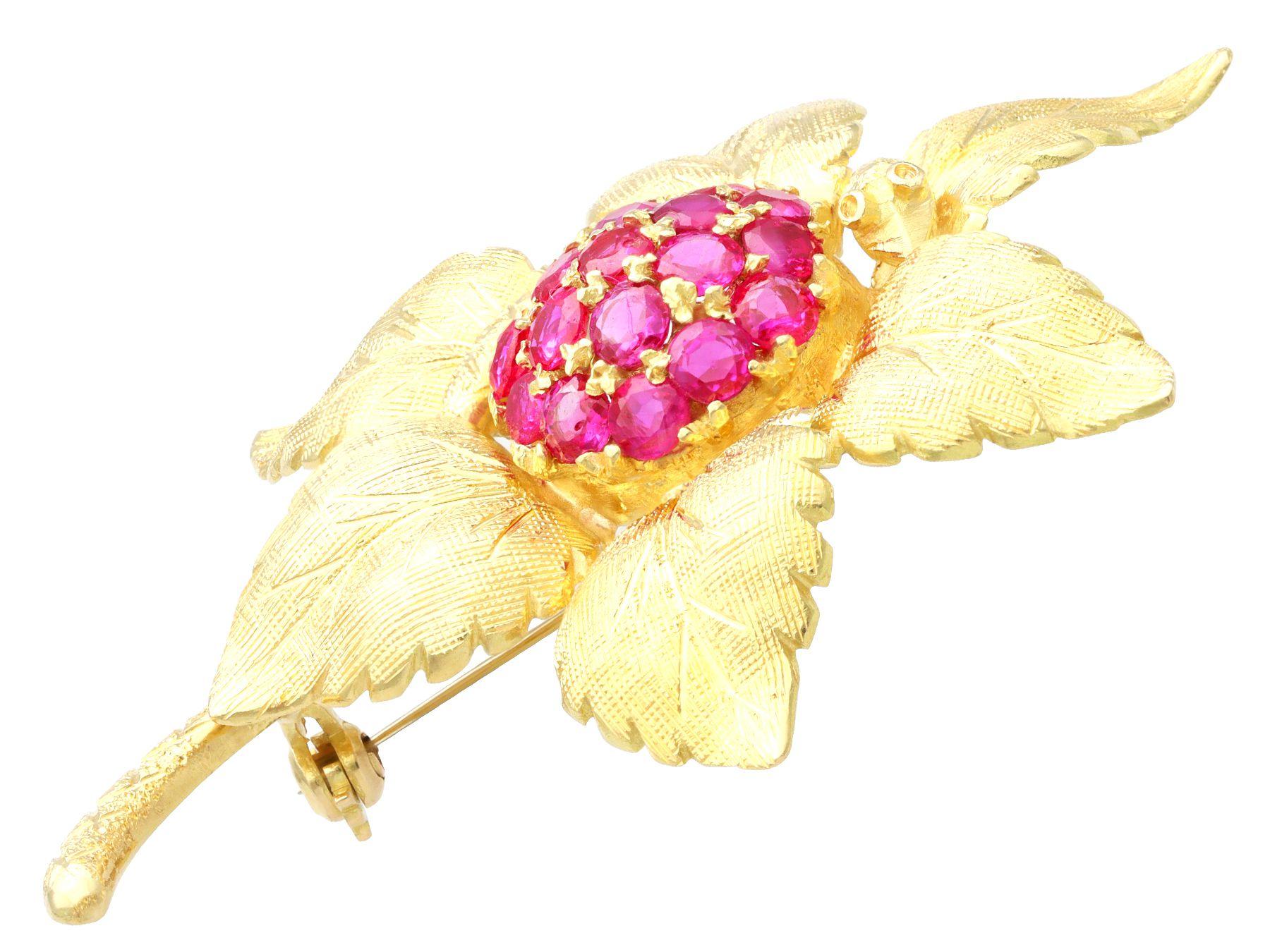 Women's or Men's Vintage 1990 1.83 Carat Burmese Ruby and Yellow Gold Brooch For Sale