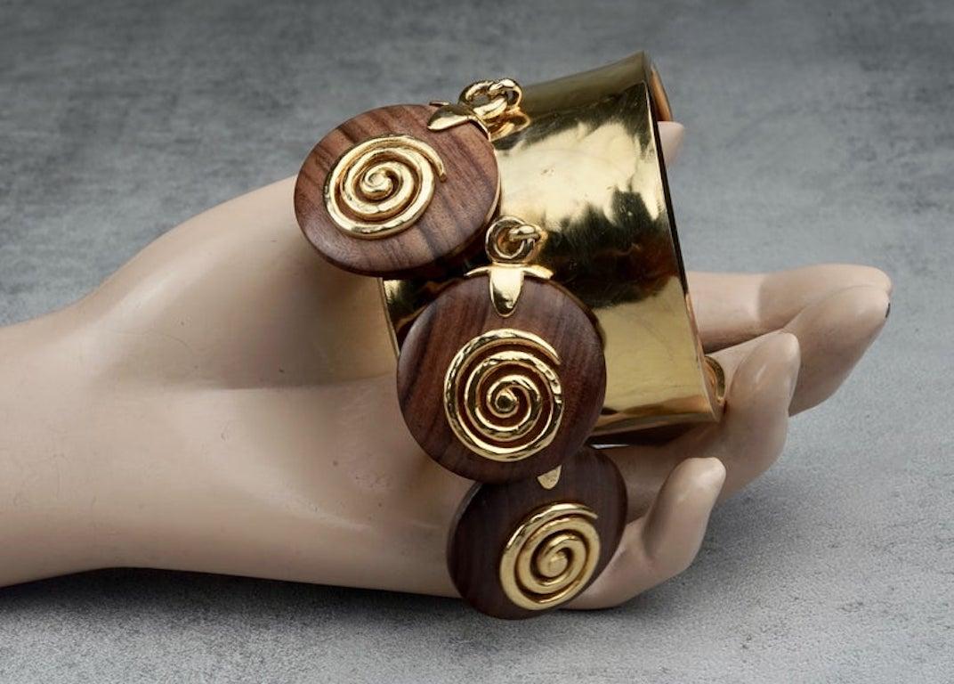 Vintage 1990 CELINE PARIS Spiral Wood Charm Cuff Bracelet For Sale 2