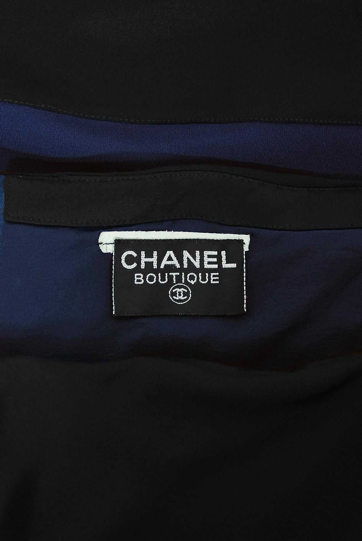 1990 Chanel by Karl Lagerfeld Dokumentierter Laufsteg Trägerloses Seidenkleid mit Schal im Angebot 8