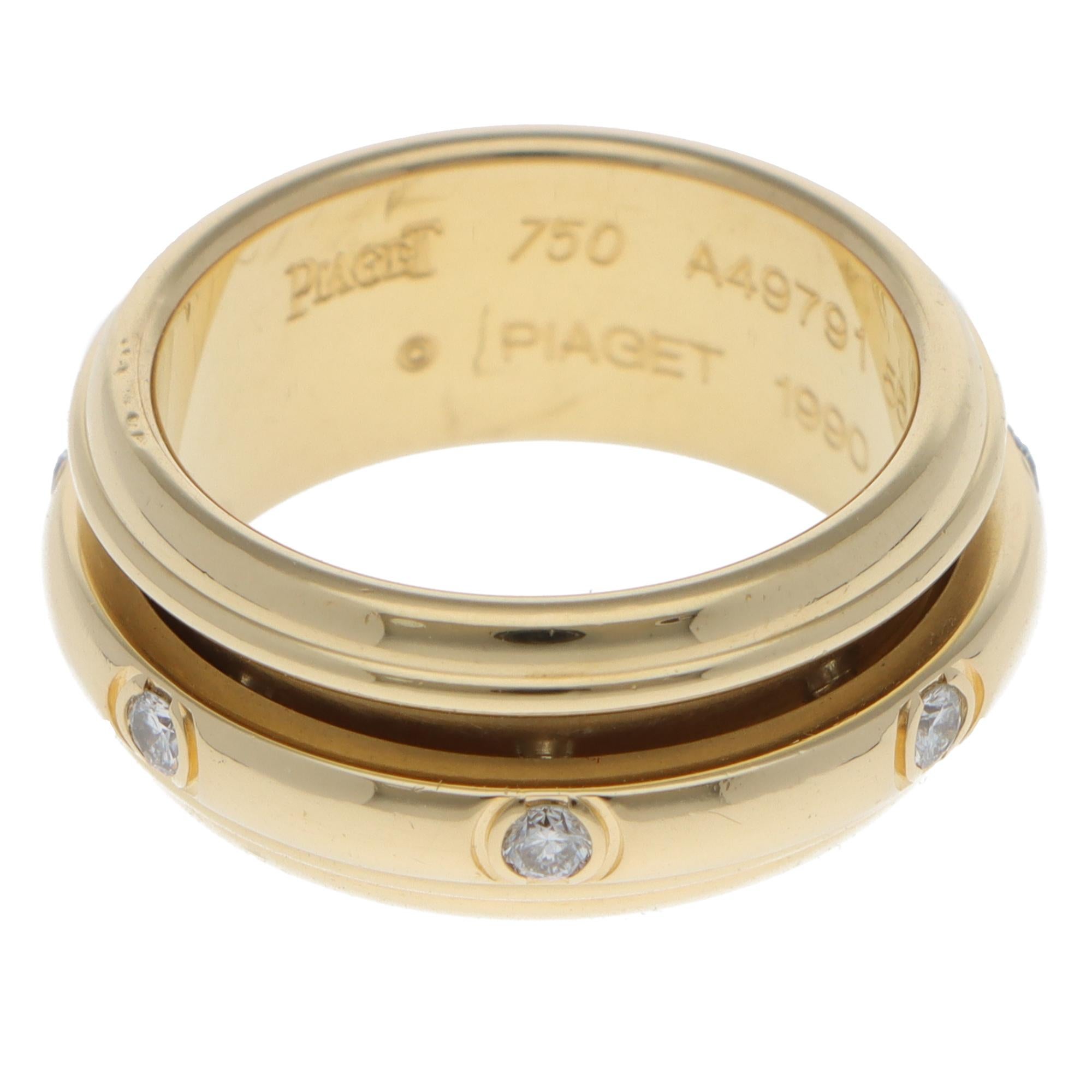 Une jolie bague vintage Piaget Possession sertie de diamants en or jaune 18 carats datant de 1990.

La bague est sertie de 7 diamants ronds de taille brillant sur l'ensemble de l'anneau central, qui se déplace librement en mouvement perpétuel. Les